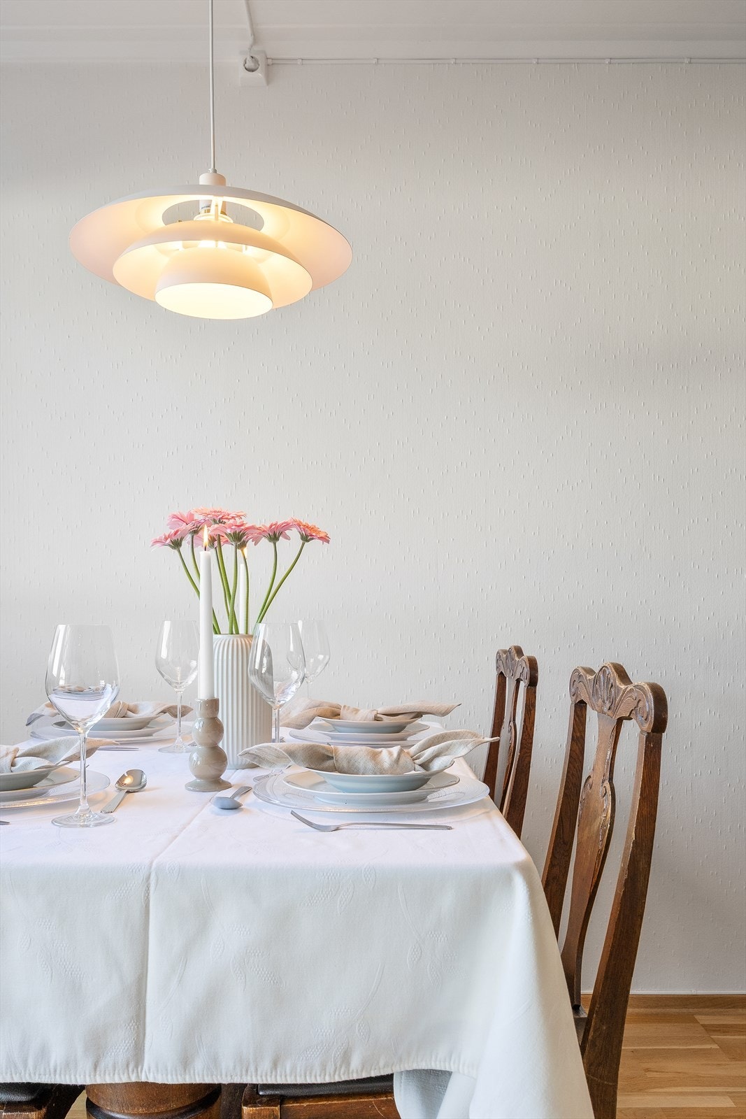 God plass til et stort spisebord for hyggelige måltider med familie og venner. Galleribilde