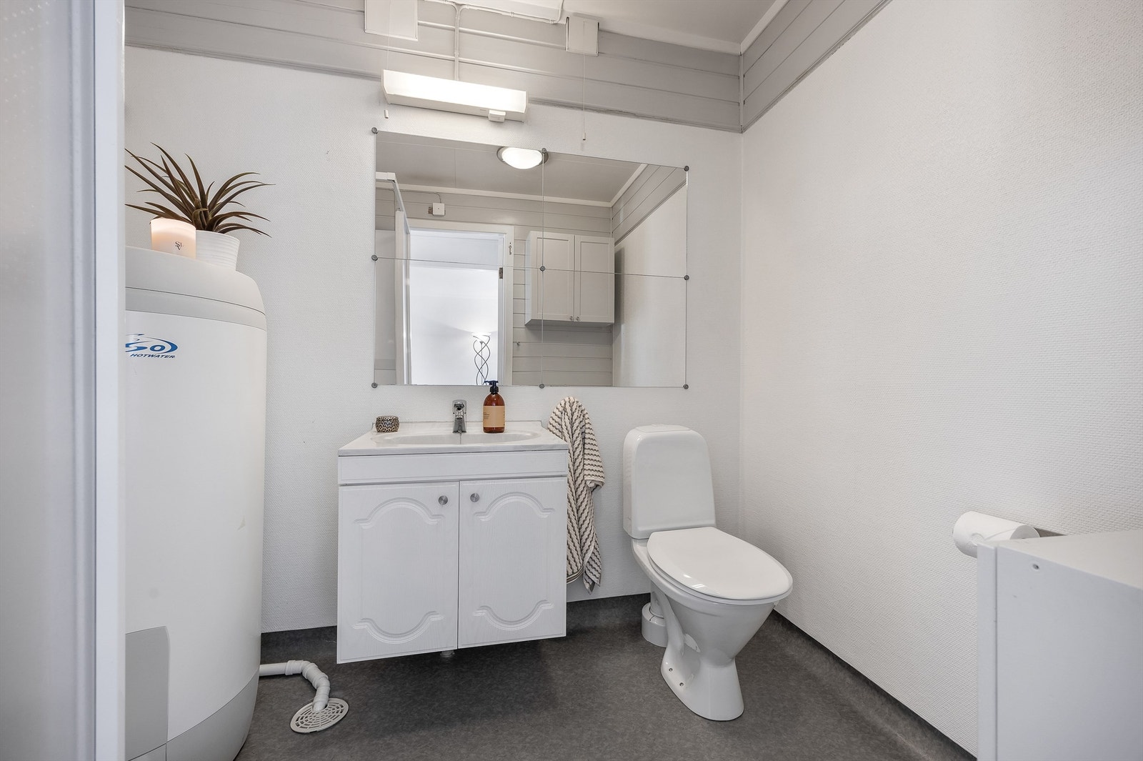 Vaskerommet har god plass og er utstyrt med varmtvannsbereder. Galleribilde
