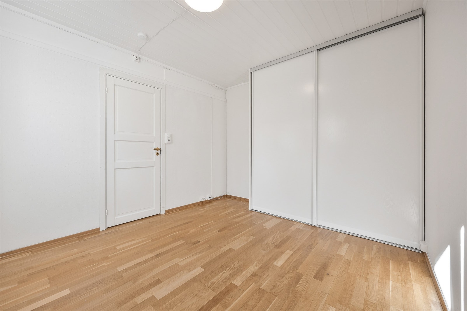 Garderober med skyvedører gir en arealeffektiv utnyttelse av rommet. Galleribilde