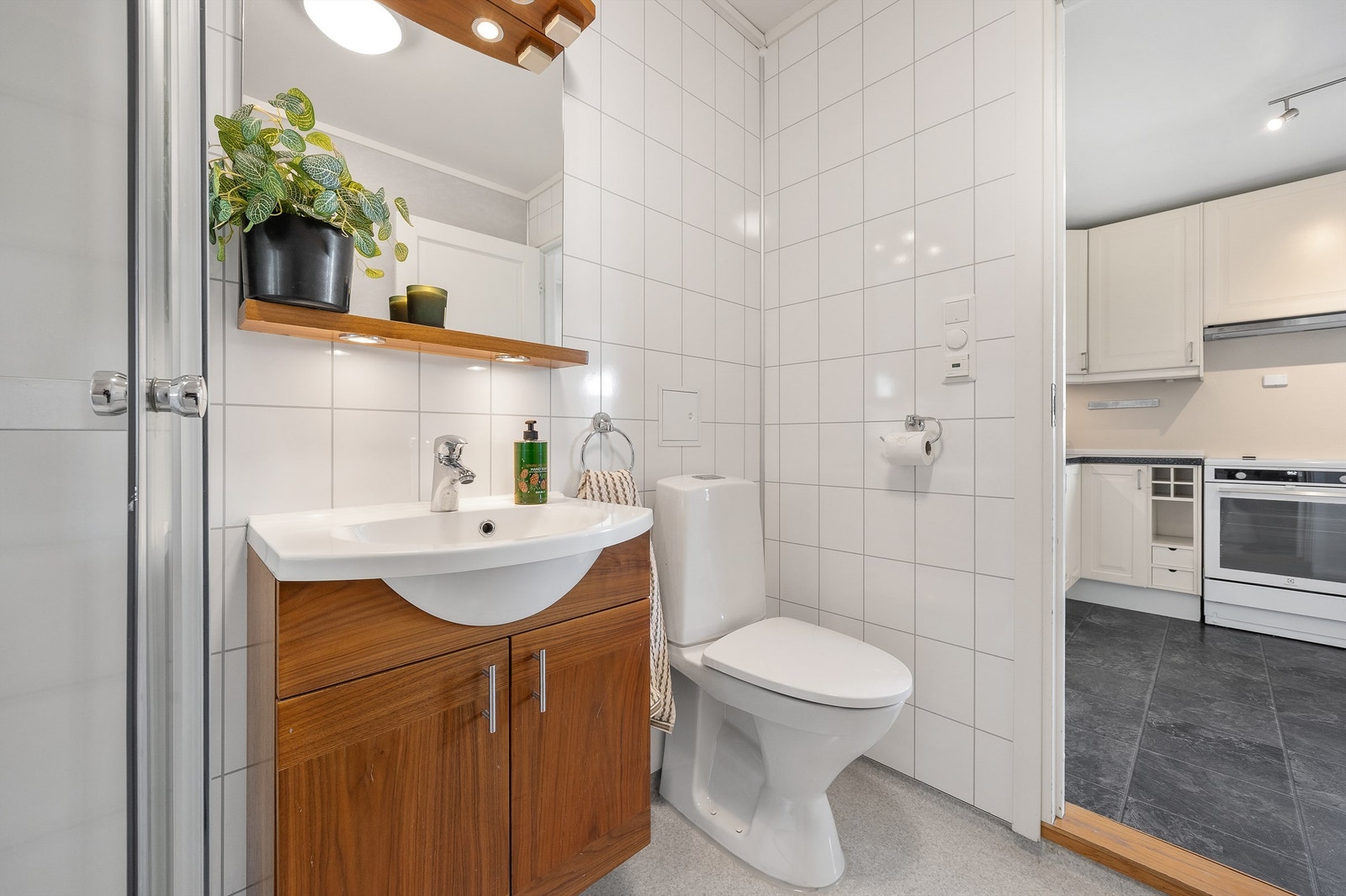 Badet i første etasje er praktisk plassert i tilknytning til kjøkken og entré. Galleribilde