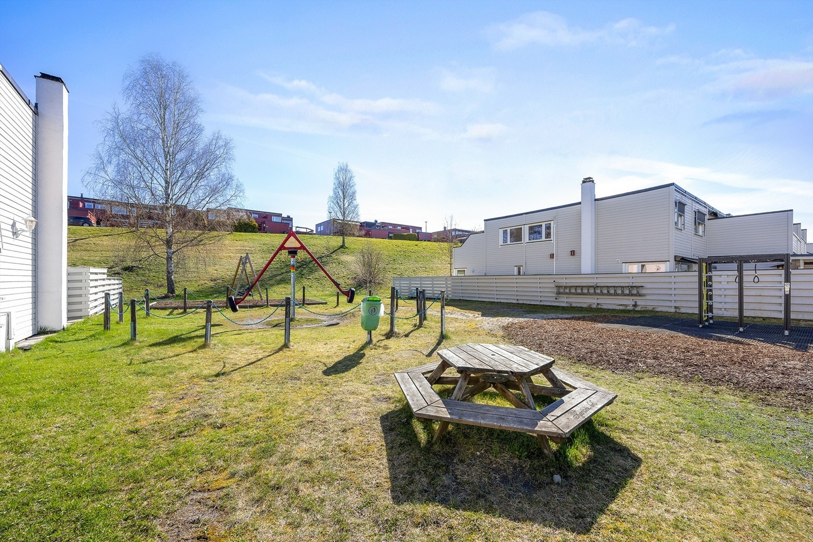 Borettslaget har flere lekeplasser og grøntområder, ideelt for barnefamilier. Galleribilde