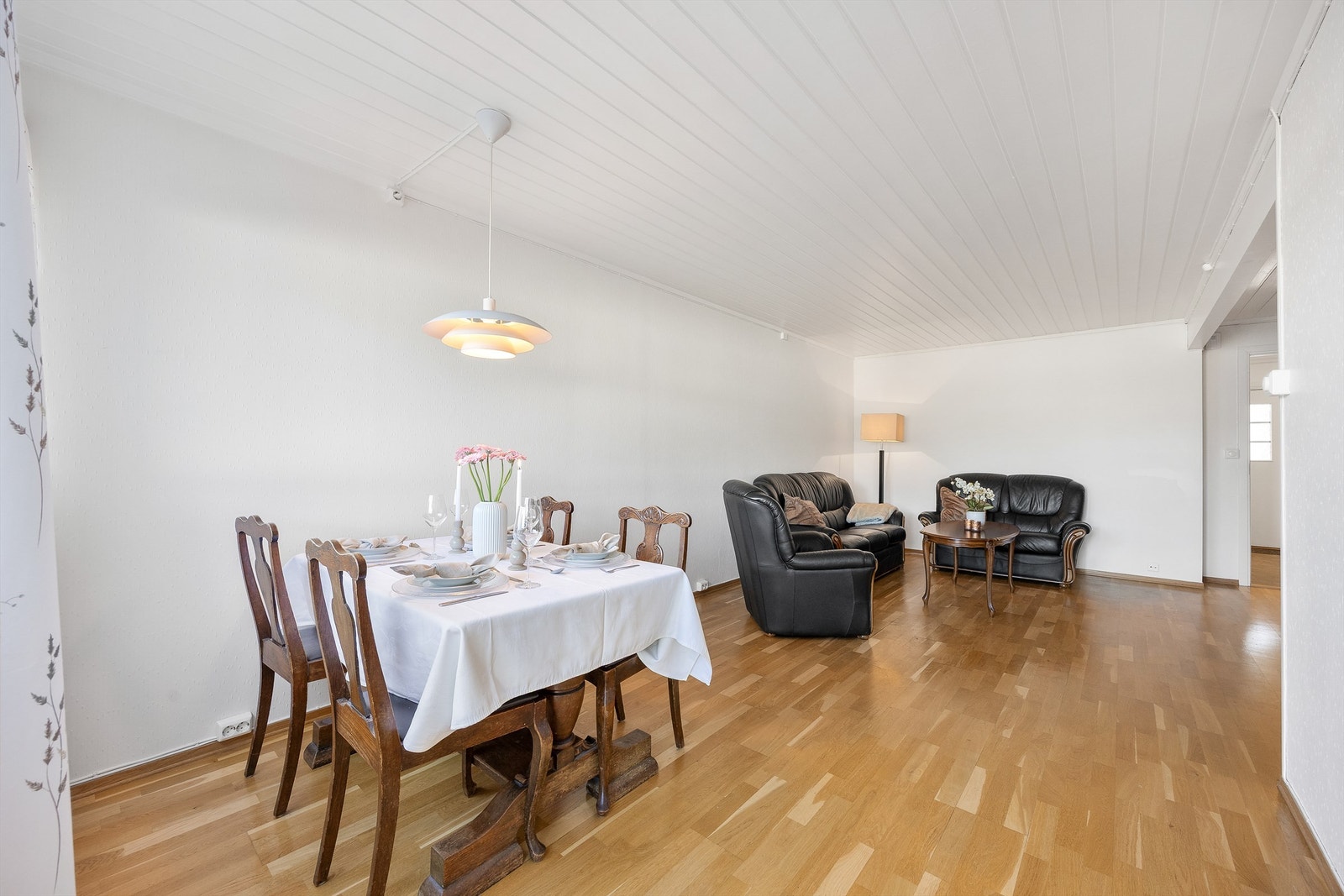Stuen er romslig og har plass til både en stor sofagruppe og et langbord i spisestuen. Galleribilde