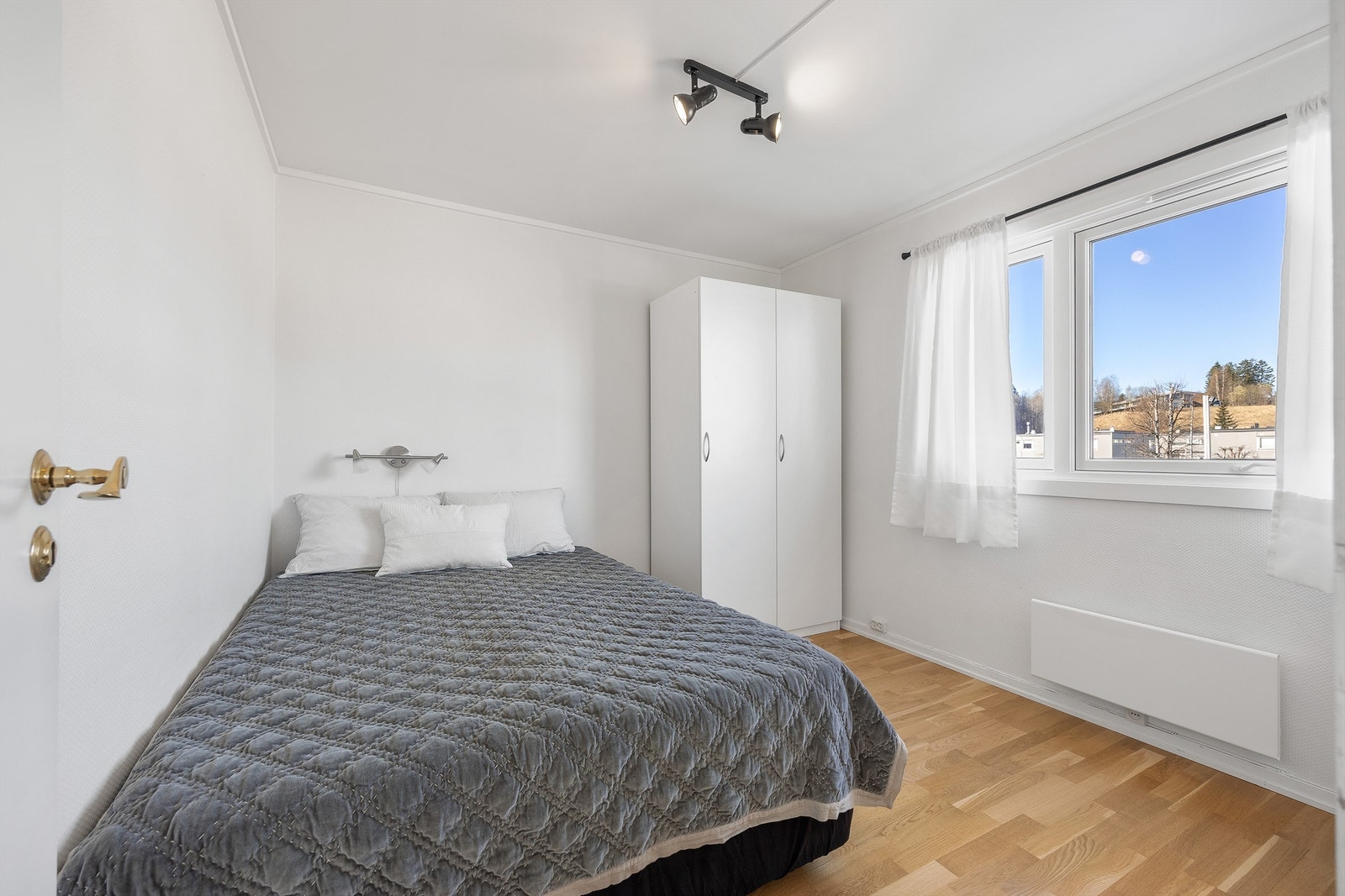 Boligen har totalt fire soverom, alle med plass til seng og garderobeløsning. Galleribilde