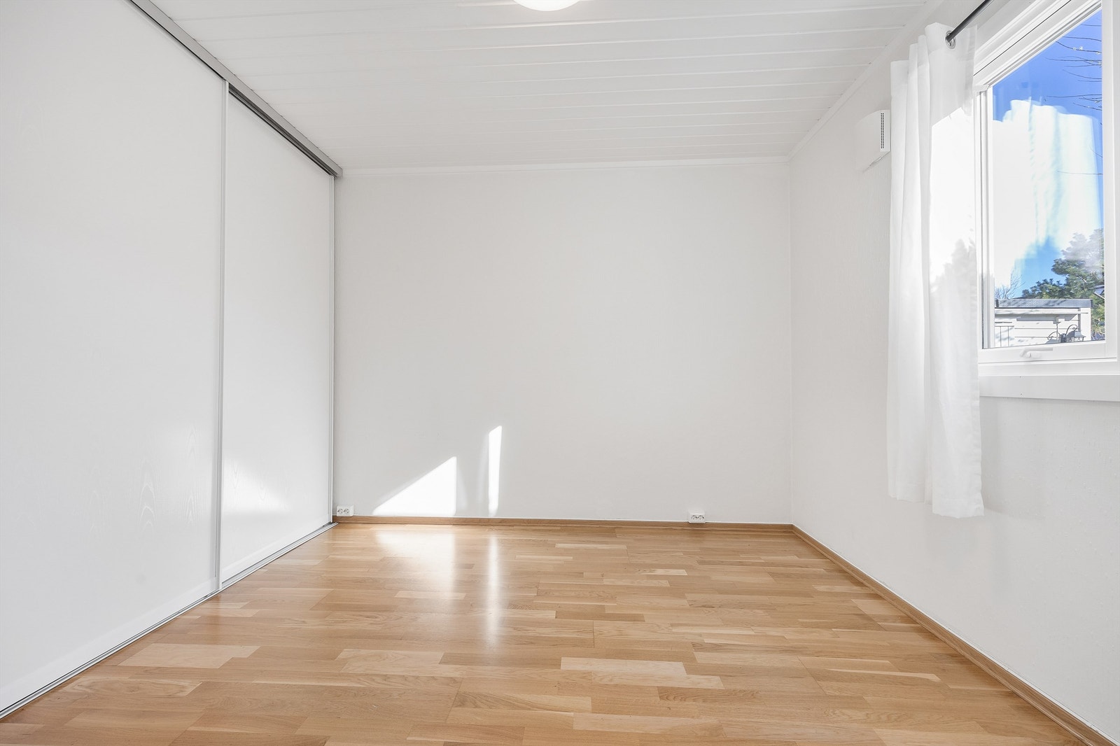 Hovedsoverommet har en stor skyvedørsgarderobe som gir rikelig med lagringsplass. Galleribilde