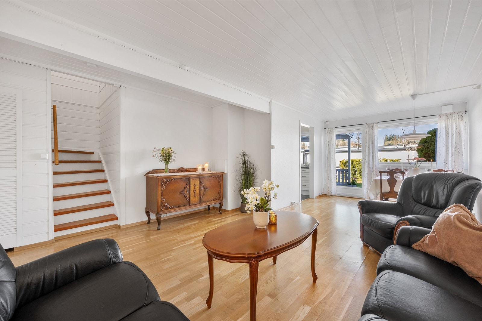 Trappen i stuen fører opp til boligens andre etasje med soverom og bad og en stue til! Galleribilde