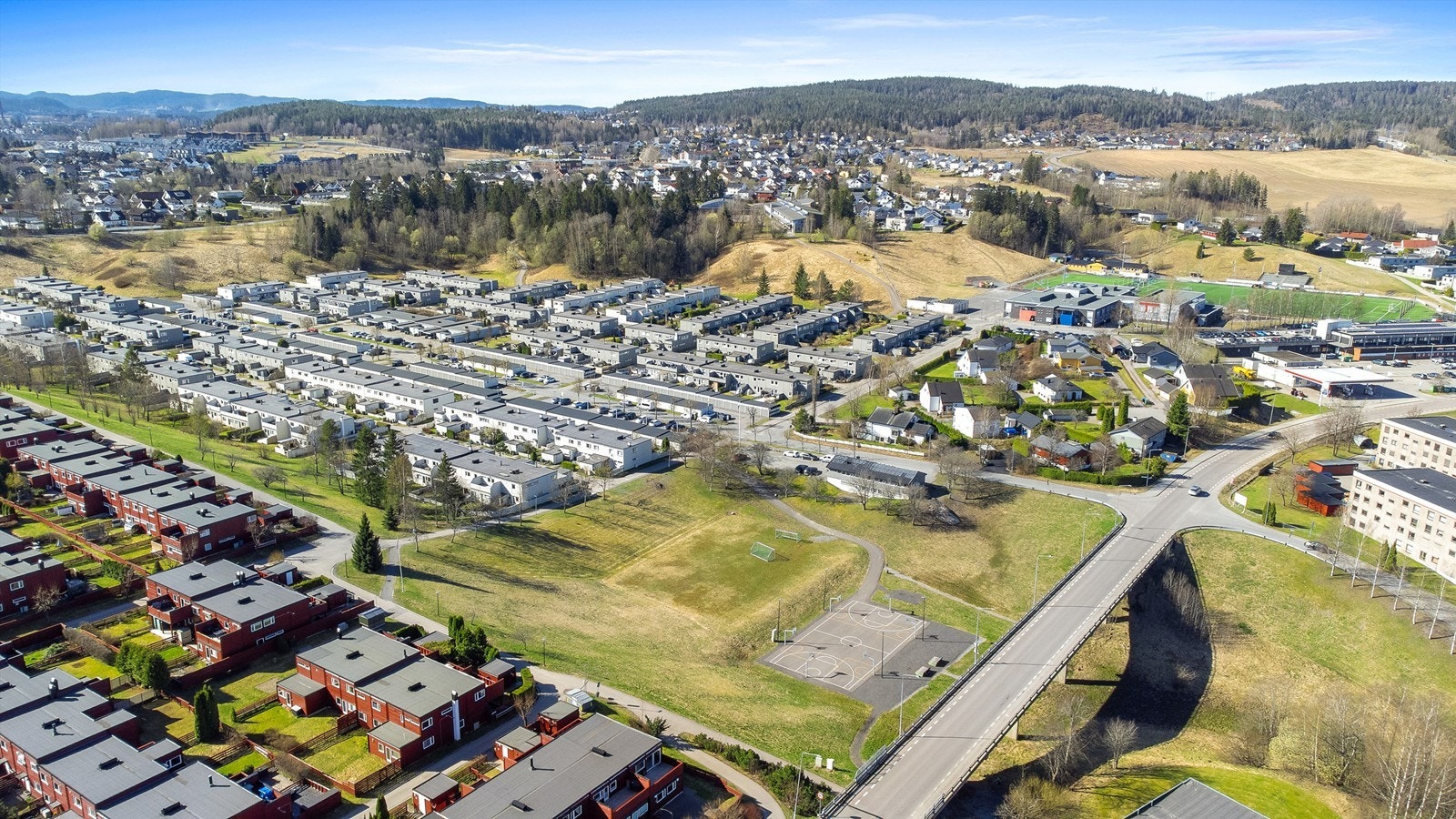 Oversikt over det etablerte og barnevennlige boligområdet på Skedsmokorset. Galleribilde