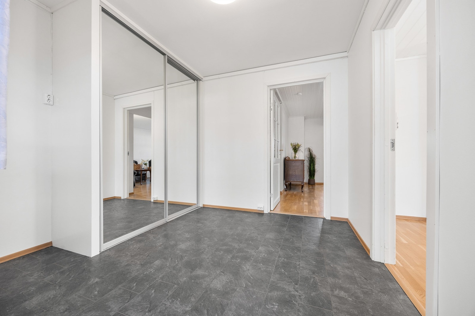 Fra gangen er det tilgang til flere av boligens rom, og speilgarderoben gir en god romfølelse. Galleribilde