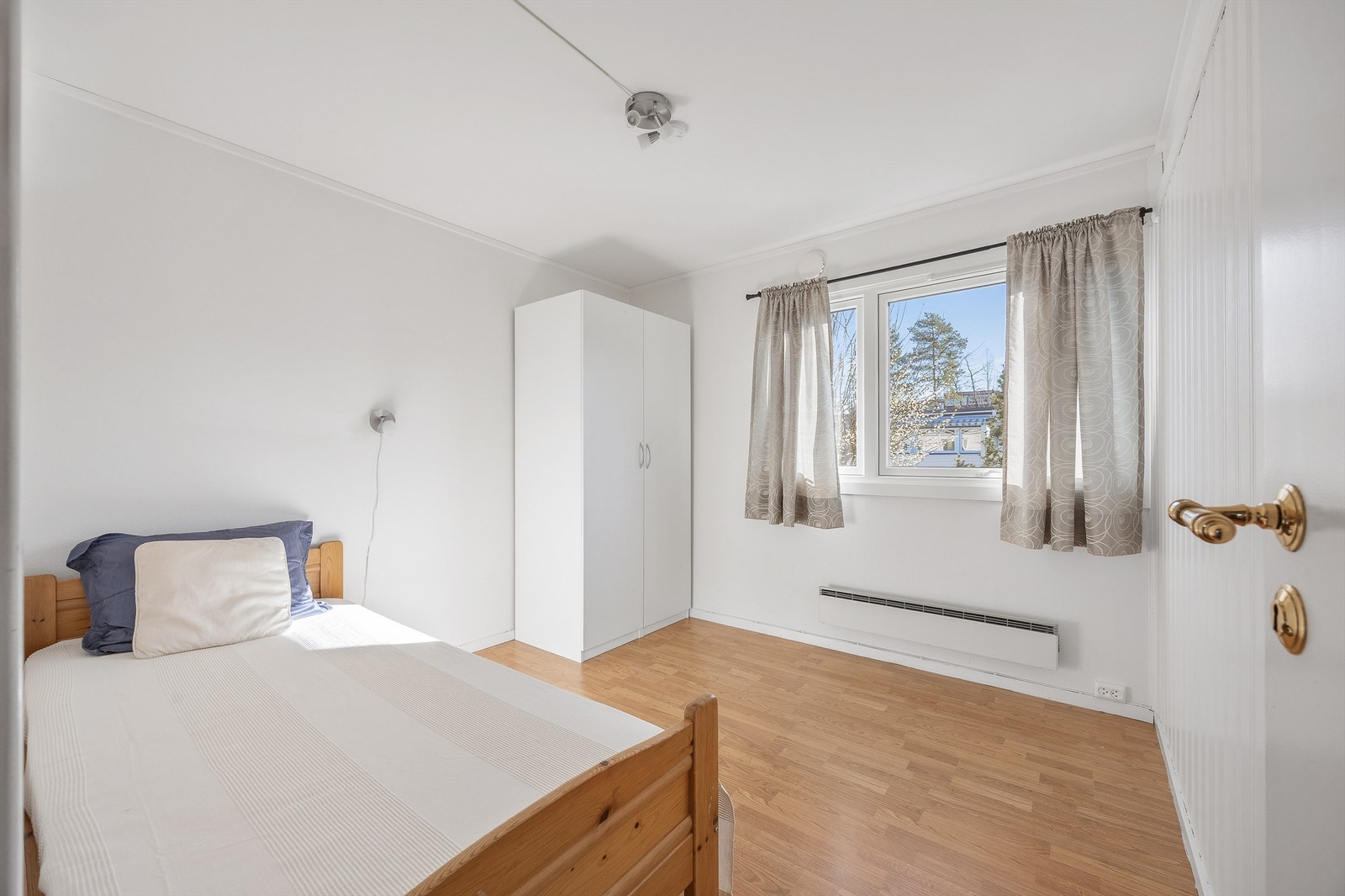 Alle soverommene har vinduer som slipper inn godt med dagslys. Galleribilde