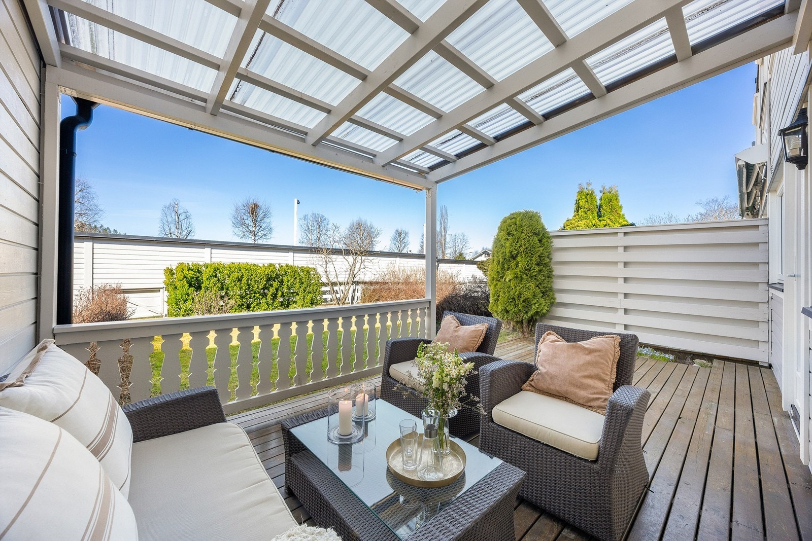 Velkommen til Karisveien 15! Et familievennlig rekkehus med egen hage og en skjermet, overbygd terrasse. Galleribilde