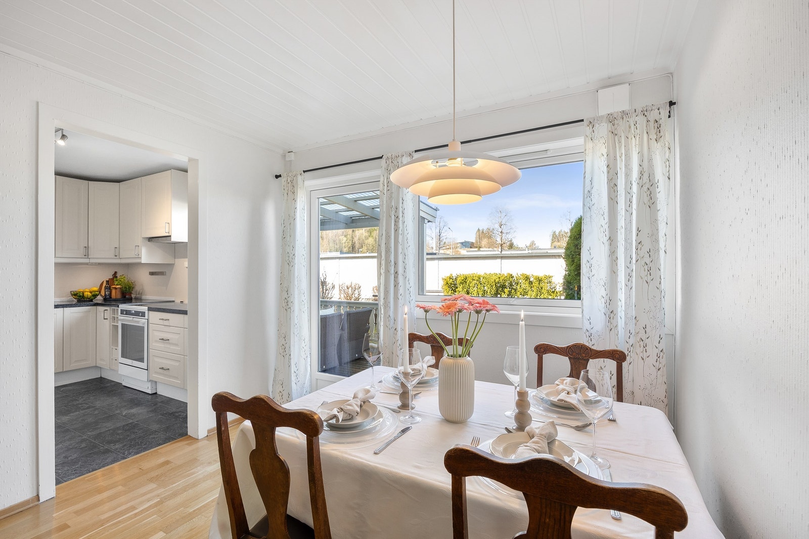Fra spisestuen er det utsikt mot hagen og direkte utgang til den overbygde terrassen. Galleribilde
