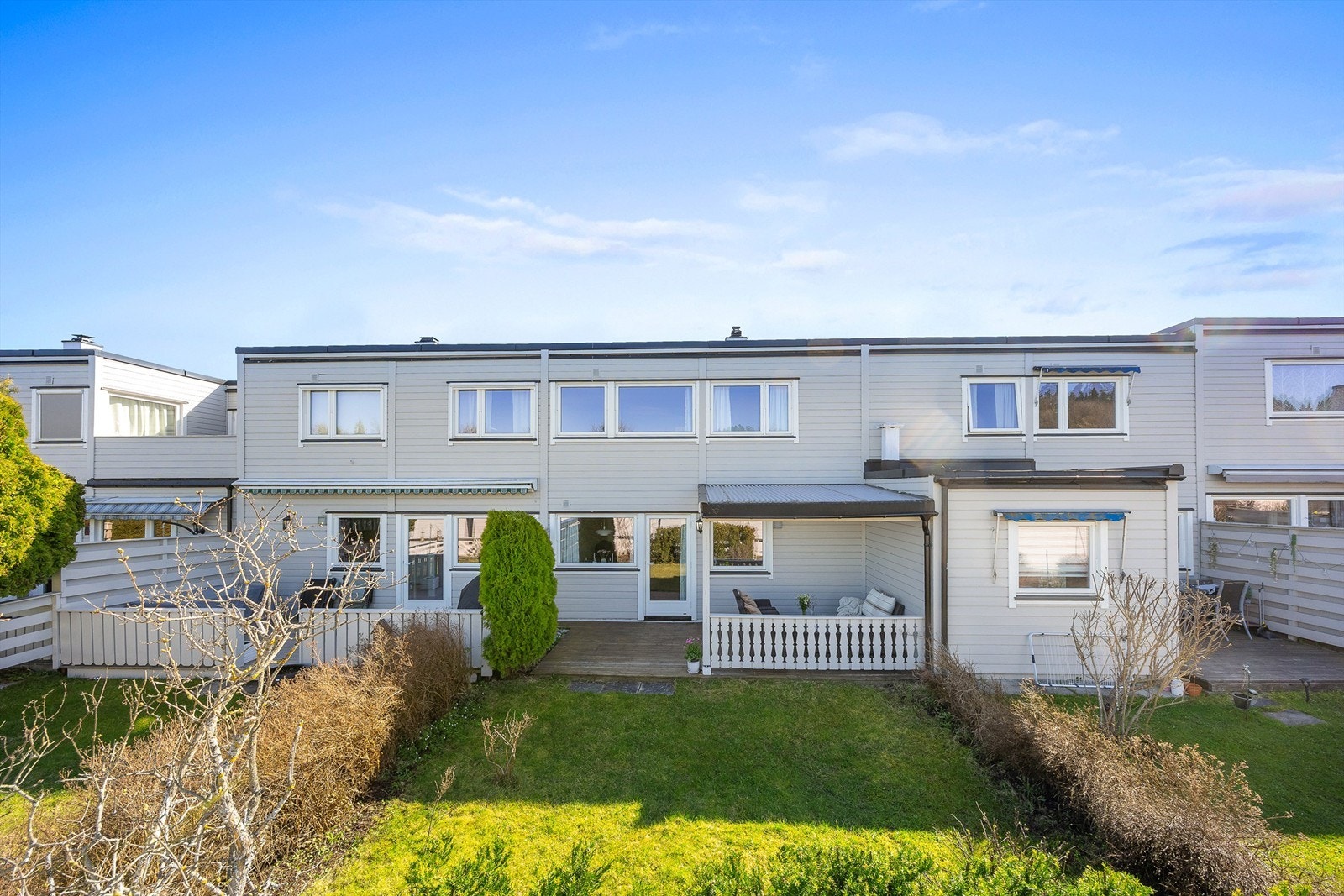 Velkommen til Karisveien 15! Et familievennlig rekkehus med egen hage og en skjermet, overbygd terrasse. Galleribilde