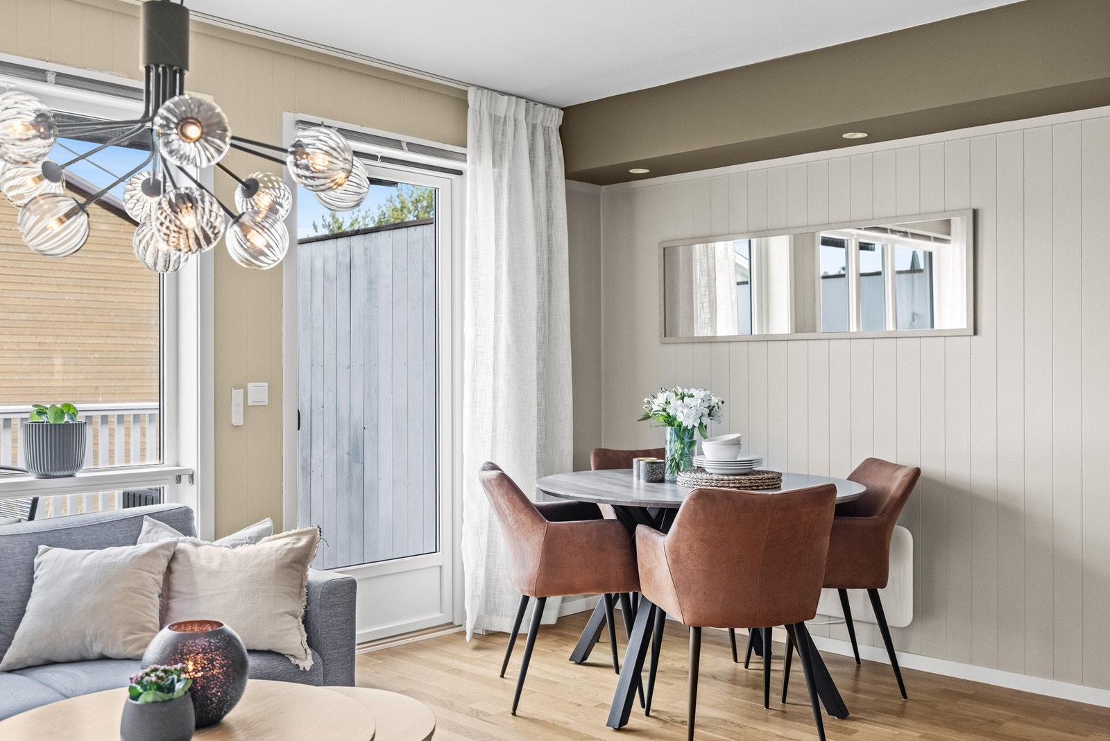 Stuen fremstår som lys og trivelig, med store vindusflater som slipper inn rikelig med dagslys og samtidig gir fin utsikt. Galleribilde
