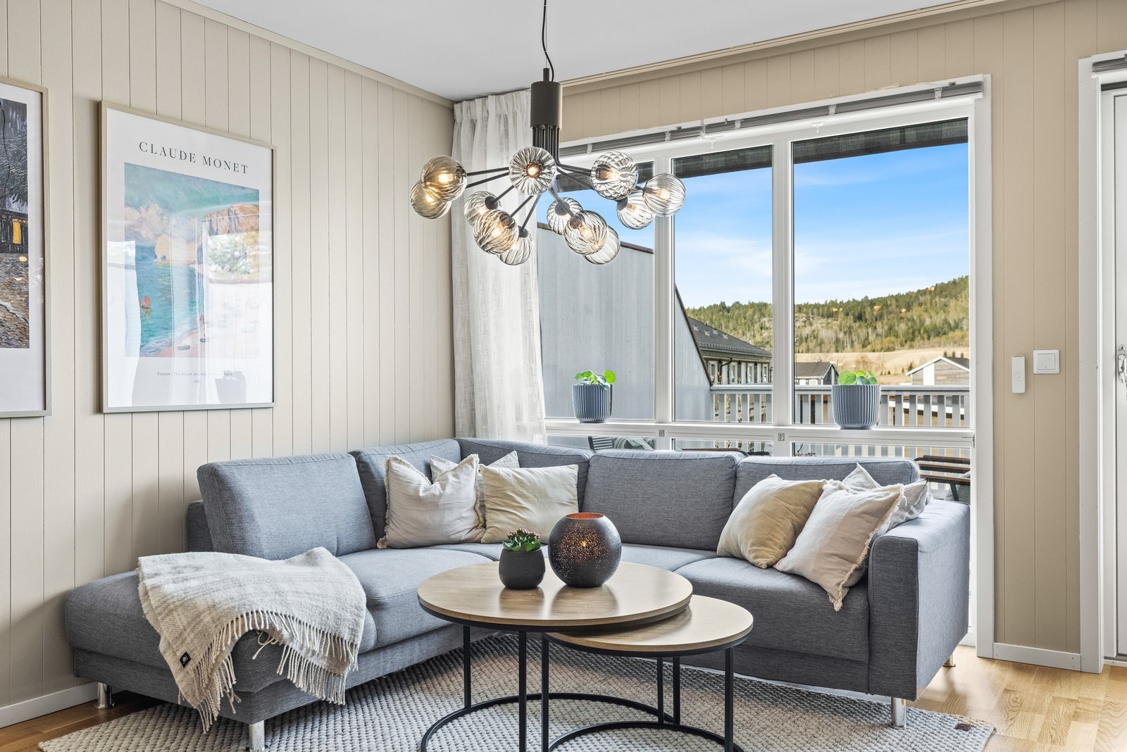 Rommet har en god størrelse og lar seg enkelt innrede med både sofagruppe og spiseplass. Galleribilde