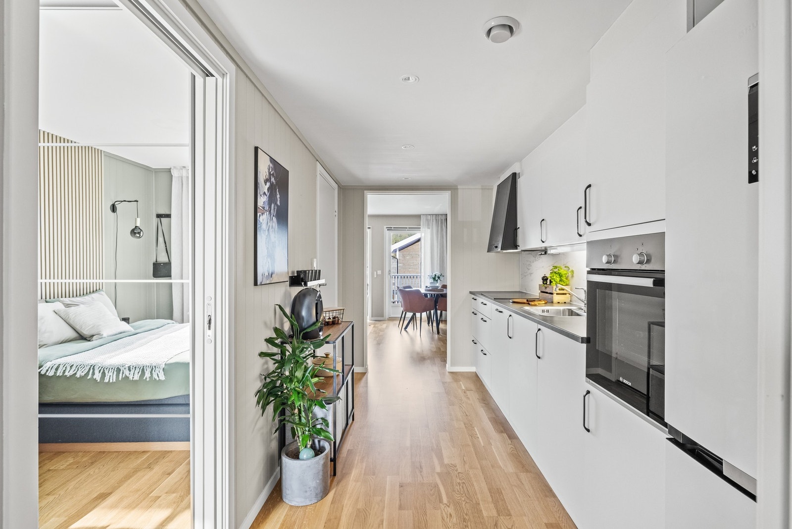 For øvrig er det keramisk koketopp med komfyrvakt, integrert oppvaskmaskin og frittstående kjøl og frys. Galleribilde