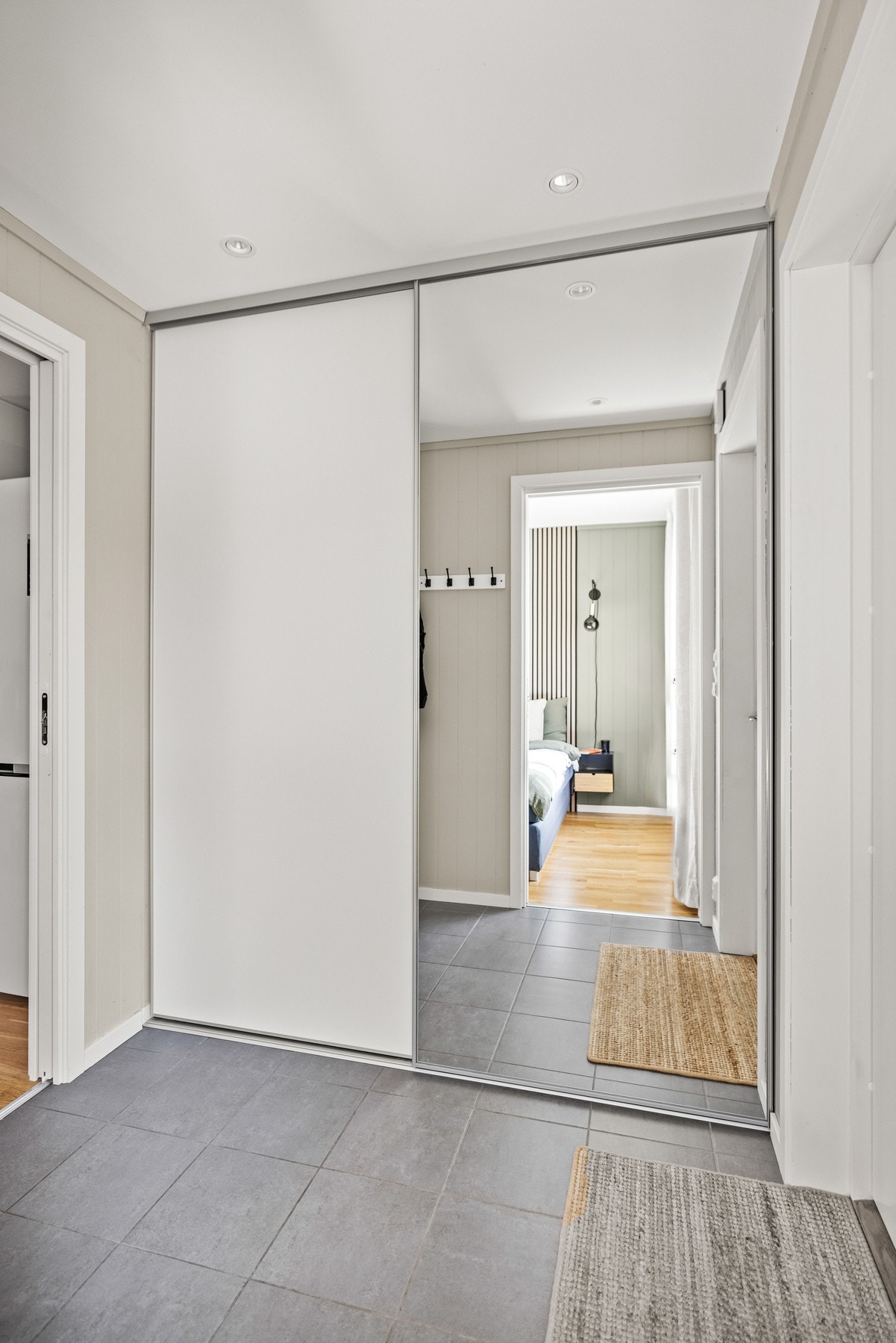 Gangen har god plass til oppbevaring, med knaggrekke på den ene veggen og plassbygd skyedørsgarderobe langs den andre. Galleribilde