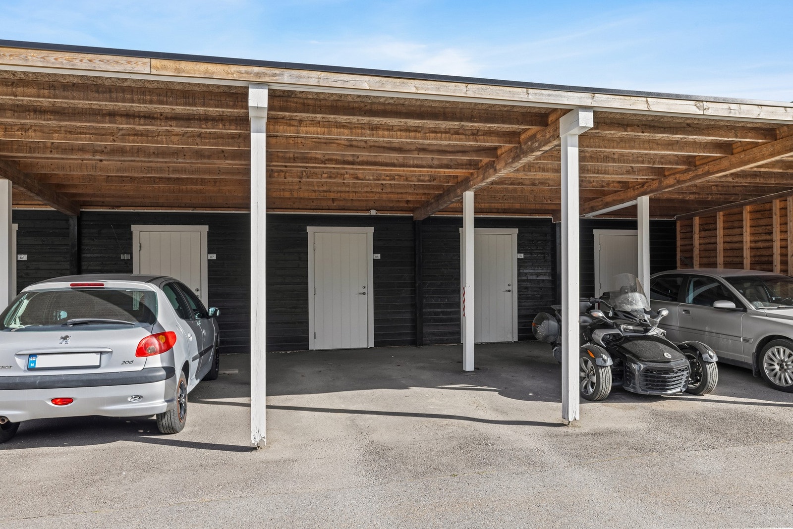 Leiligheten disponerer en biloppstillingsplass i felles carport på ca 14 m². Galleribilde