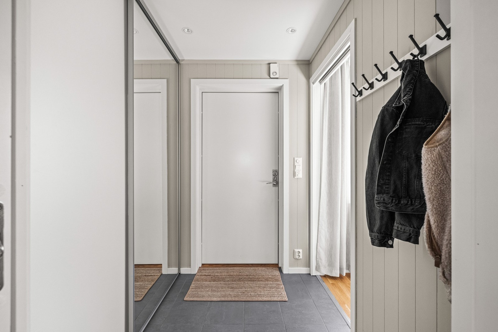 I entréen er det gulvvarme og downlights i himlingen, som gir et både praktisk og behagelig førsteinntrykk. Galleribilde