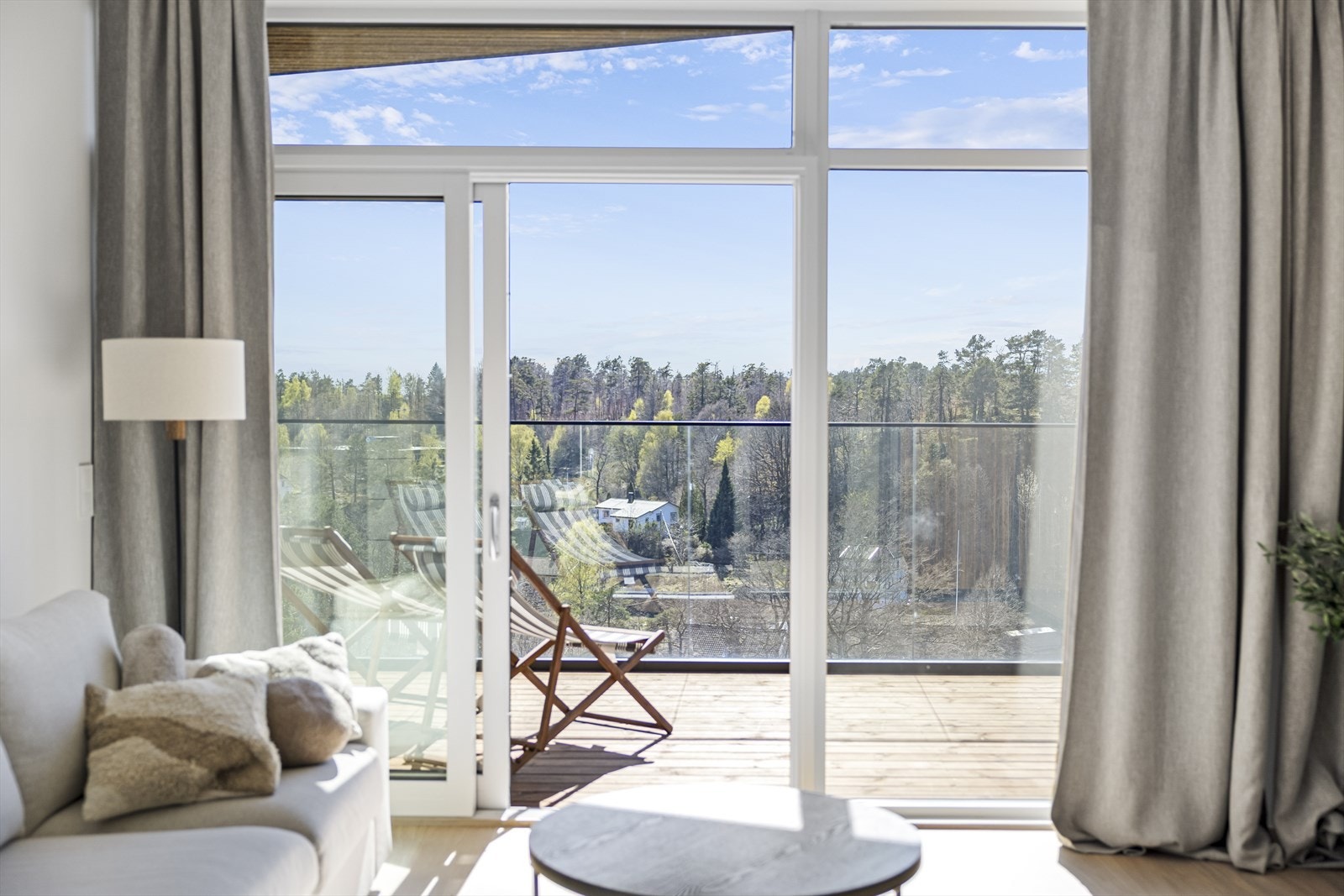 Store vindusflater og hev- / skyvedør til terrassen. Galleribilde