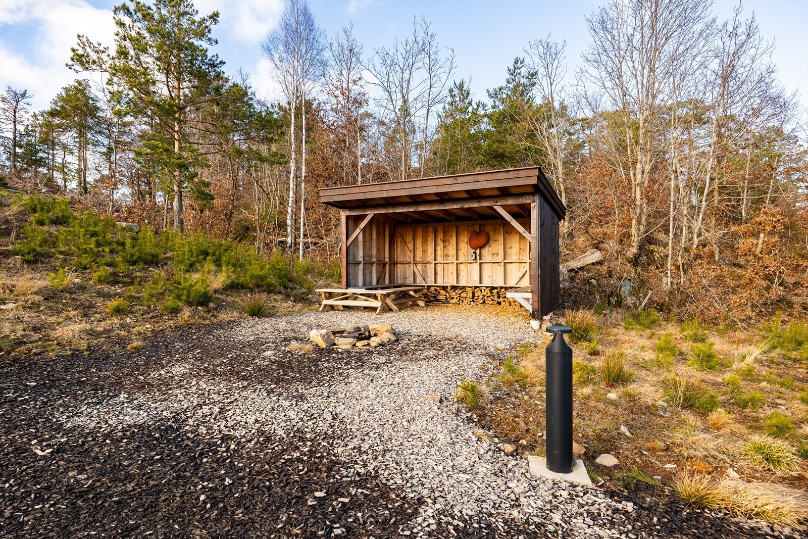 Sameiets tomt er på hele 14 mål og har bl.a. en hyggelig gapahuk med grilplass på høyden bak bygget. Her kommer man enkelt til via heis. Galleribilde