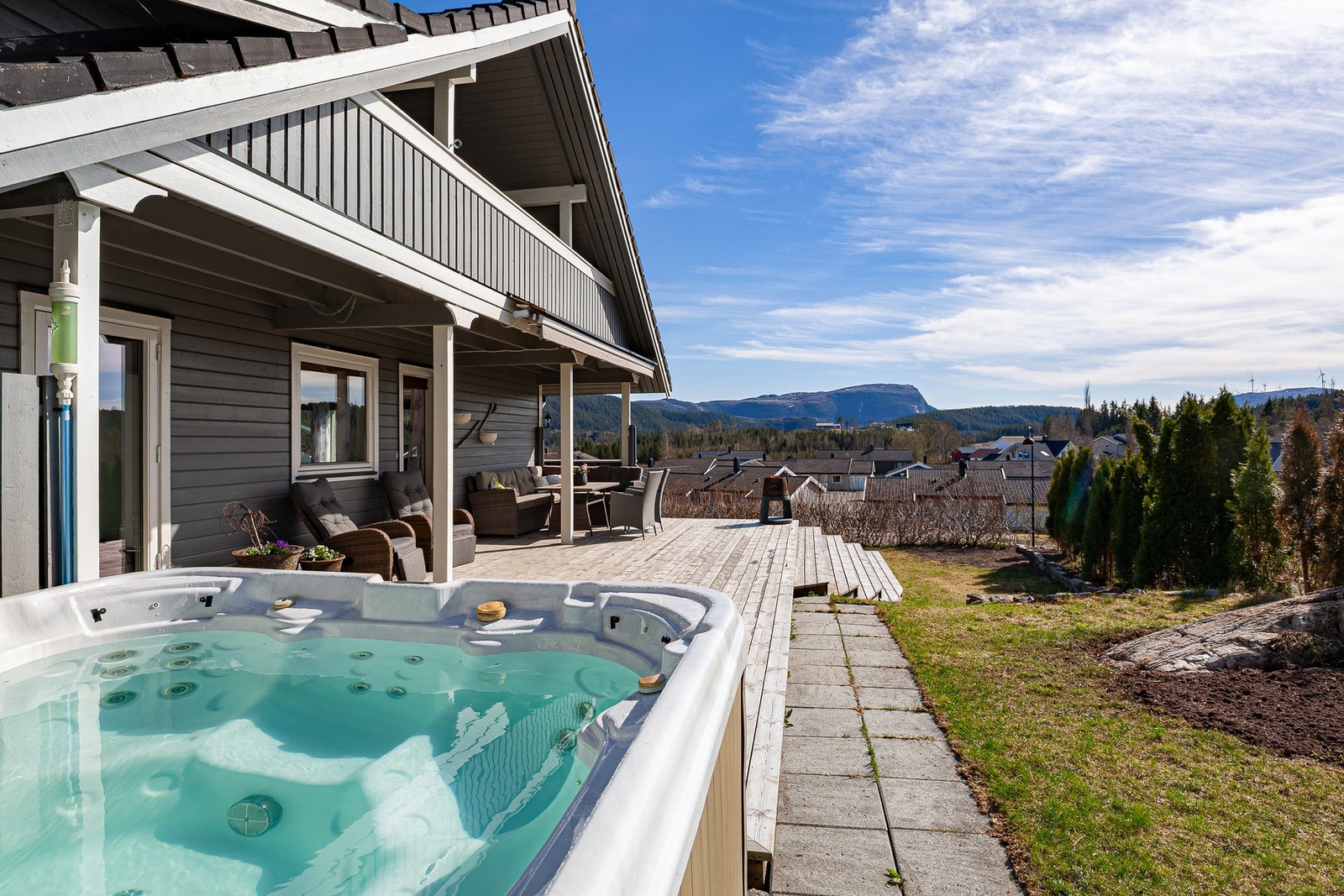 Romslig terrasse med spabad/jacuzzi Galleribilde