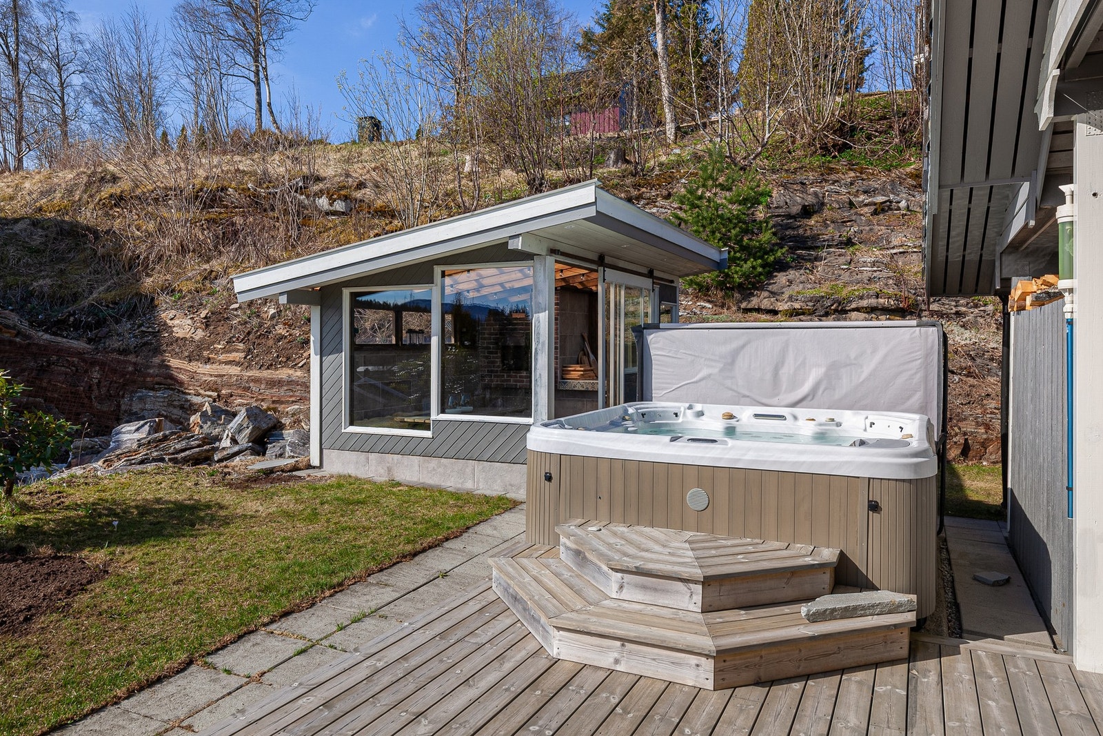 Fra stuen har man utgang til romslig terrasse med god plass for utemøblement Galleribilde