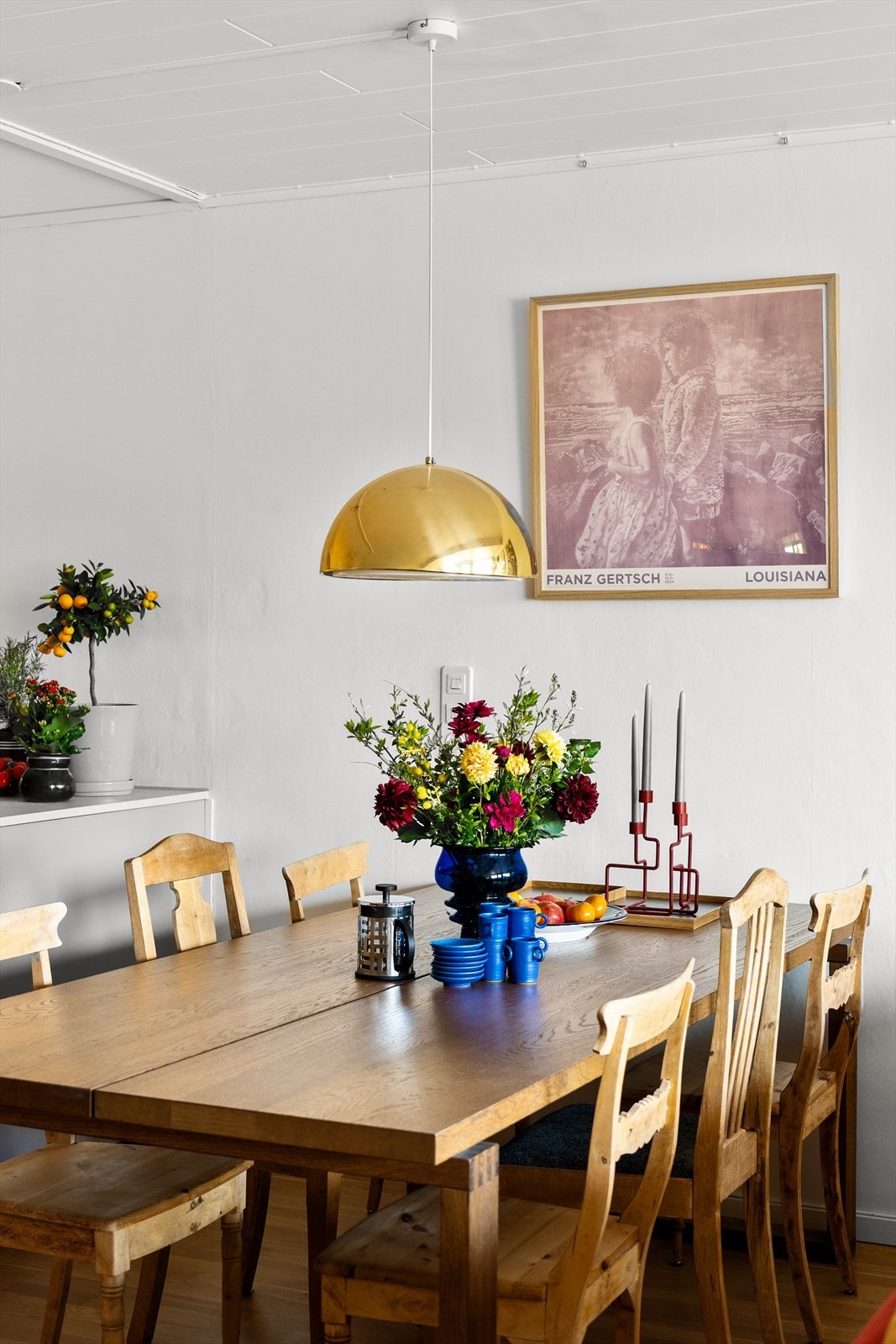 Spisestuen har sin naturlig plass, mellom kjøkken og stuen. God plass til hele storfamilien. Galleribilde