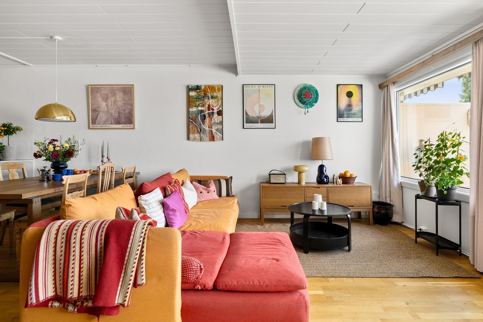 Stuen har store vindusflater, som bidrar til rikelig med naturlig lys inn i rommet. Galleribilde