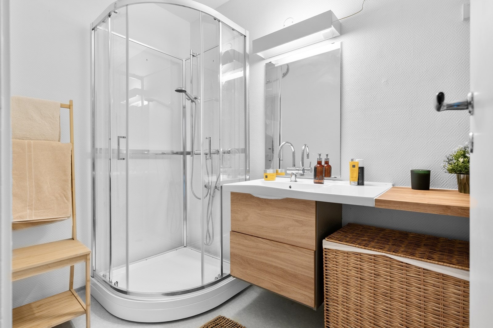 Badet er på ca. 4,6m² og er oppgradert med nytt dusjkabinett og baderomsinnredning. Galleribilde