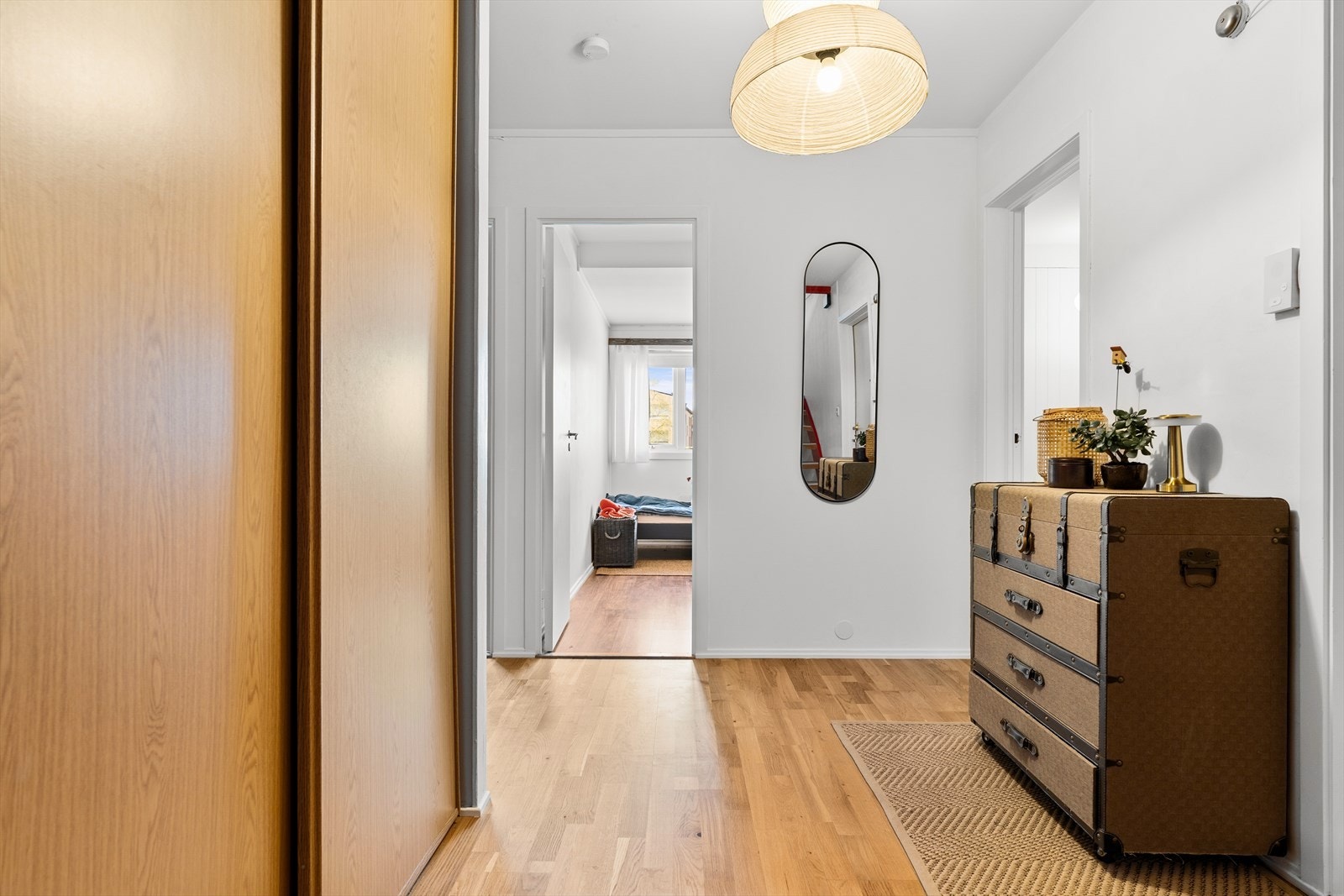 Her blir man ønsket velkommen inn til boligens gang/entrè på ca. 13,7m². Gangen har god plass til skyvedørsgarderobe og klesoppheng. Galleribilde