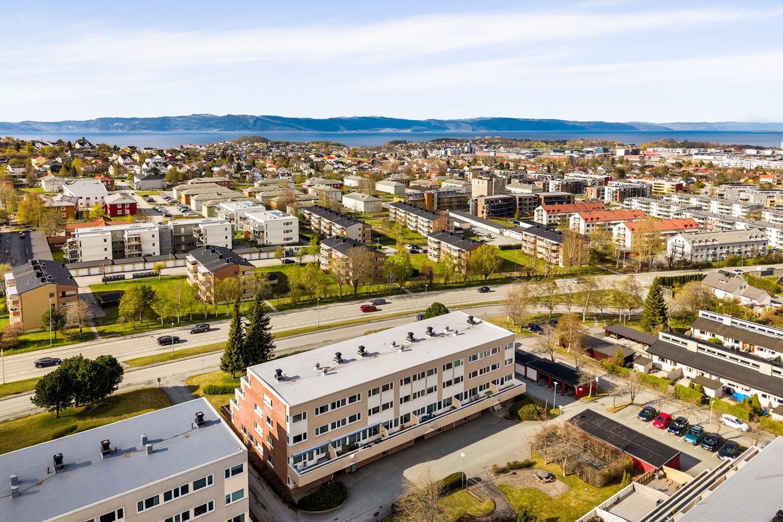 Det meste er inkludert i felleskostnadene som plass i p-kjeller, TV/internett, kommunale avgifter, oppsparing til fremtidig vedlikehold, betjening av fellesgjeld samt felles drift- og vedlikehold. Galleribilde