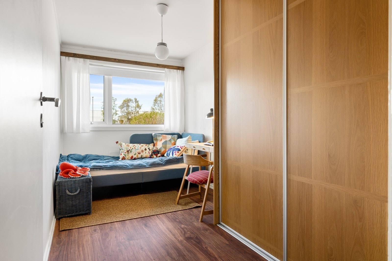 Leilighetens andre soverom er på 8,8m². Soverommet har god plass til både dobbelseng, skyvedørsgarderobe og skrivepult. Galleribilde