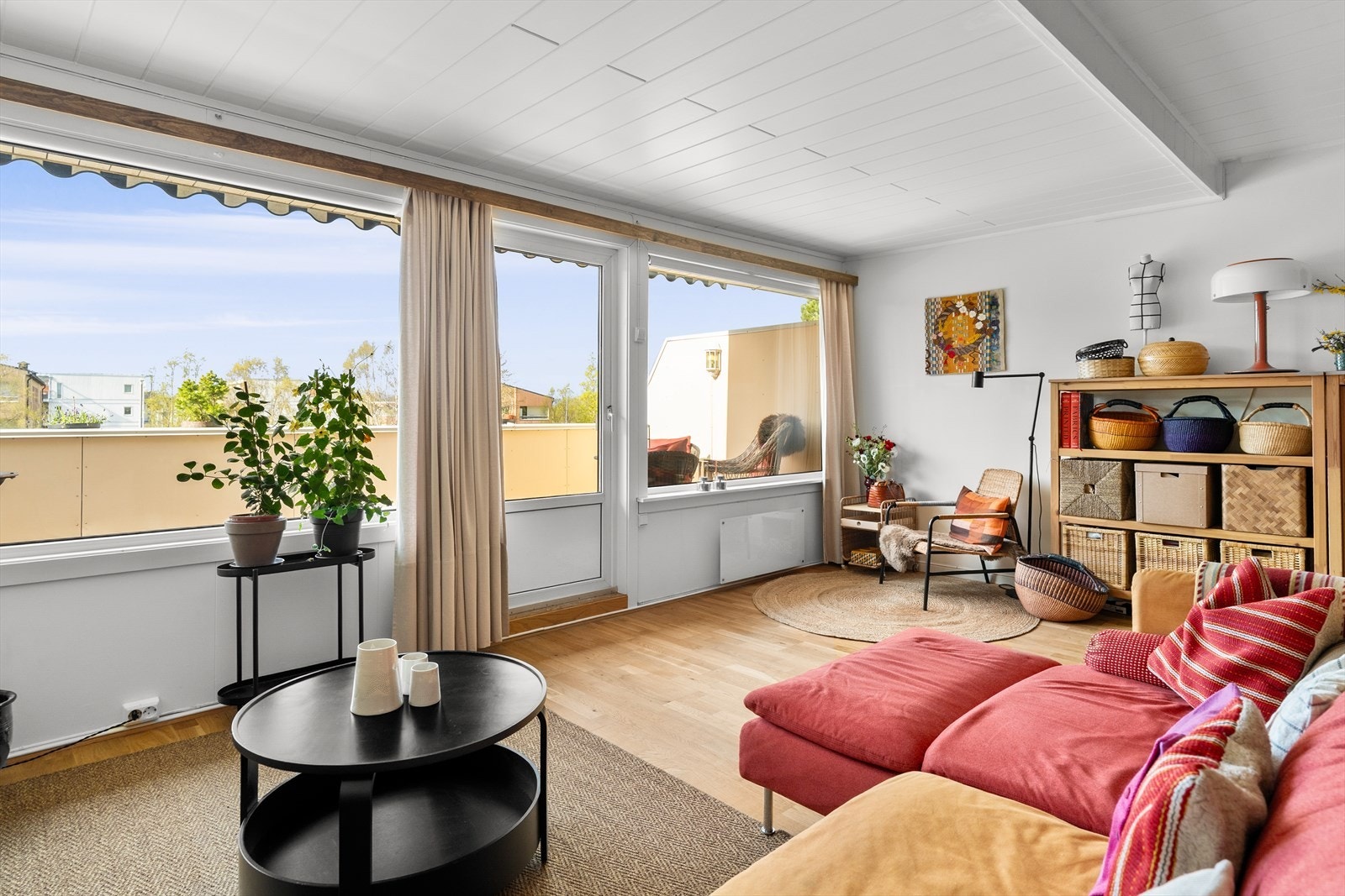 Med adkomst direkte ut fra stuen ligger det en herlig balkong med overbygg på ca. 12,9m². Galleribilde