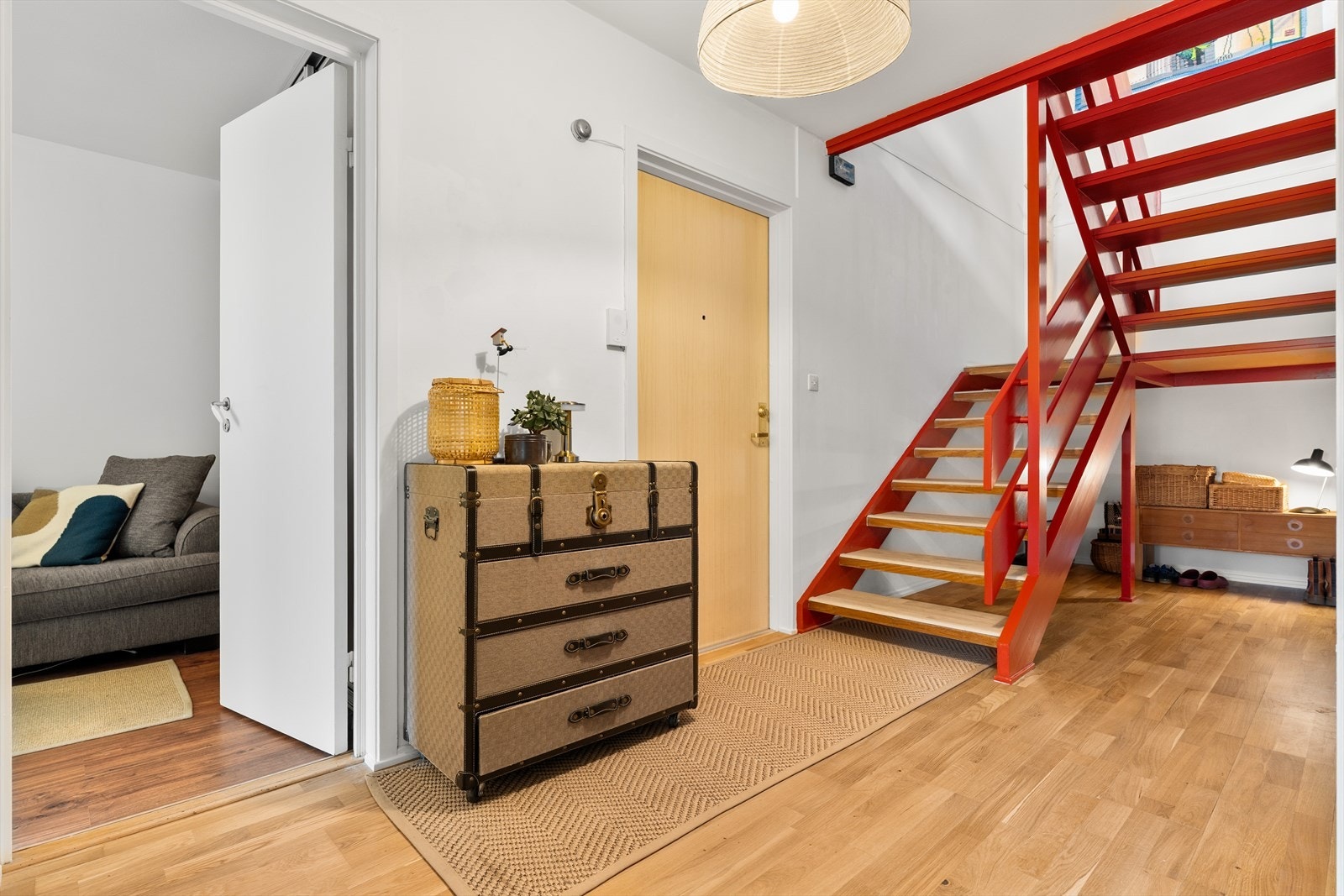 Tar man trappen ned til 1.etg finner man boligens gang/entre, 3 soverom, bad og toalettrom. Galleribilde