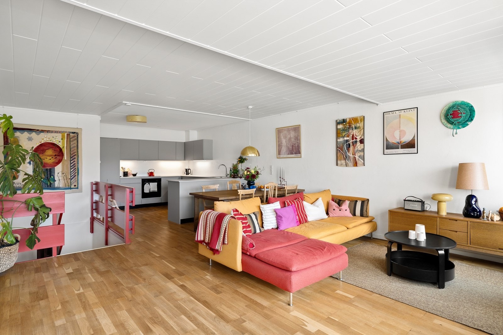Stue/kjøkken ligger i åpen sone og måler hele 45m². Galleribilde