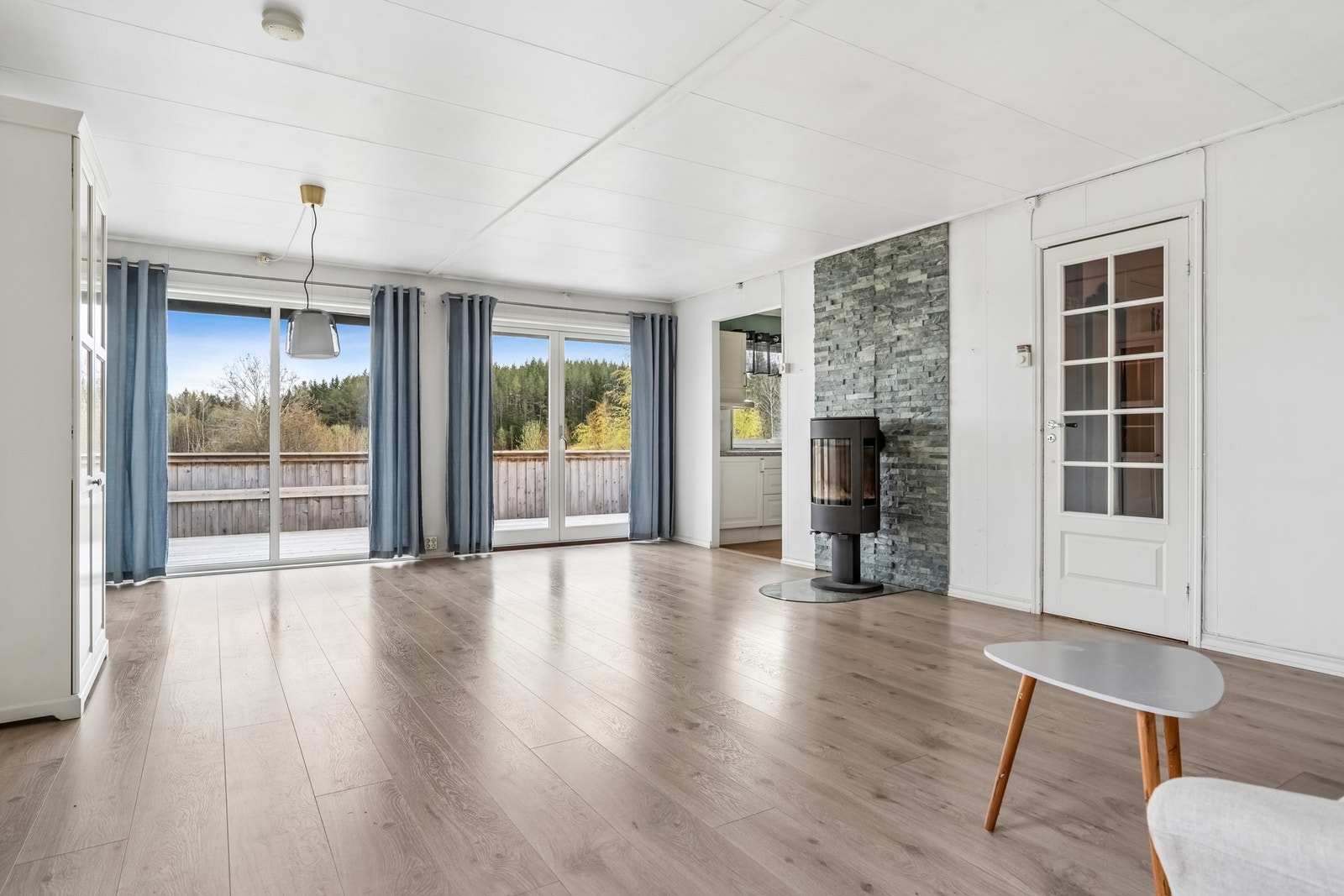 Laminat på gulv, malt overflate på vegger og malt overflate i himling. Galleribilde