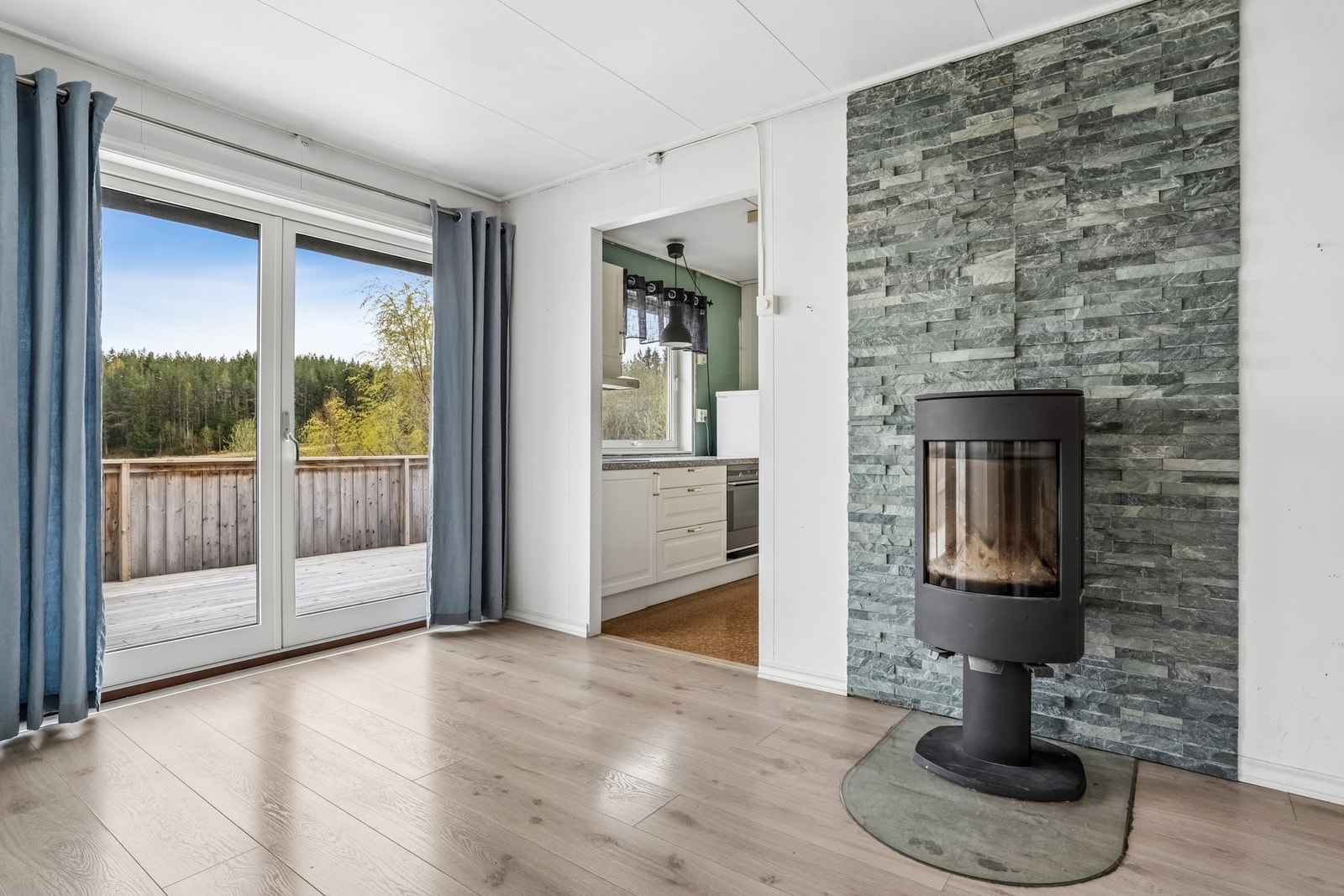 Fra stuen har man utgang til veranda og tilgang til kjøkkenet. Galleribilde