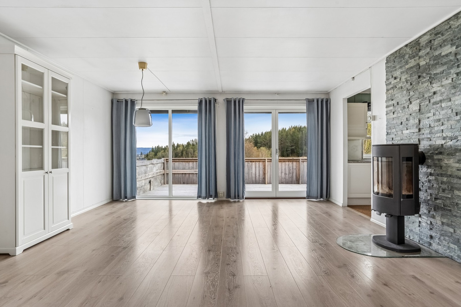 Flere oppgraderinger utført, bl.a. bad (2019), drenering, etterisolering og utskifting av deler av vinduer. Galleribilde