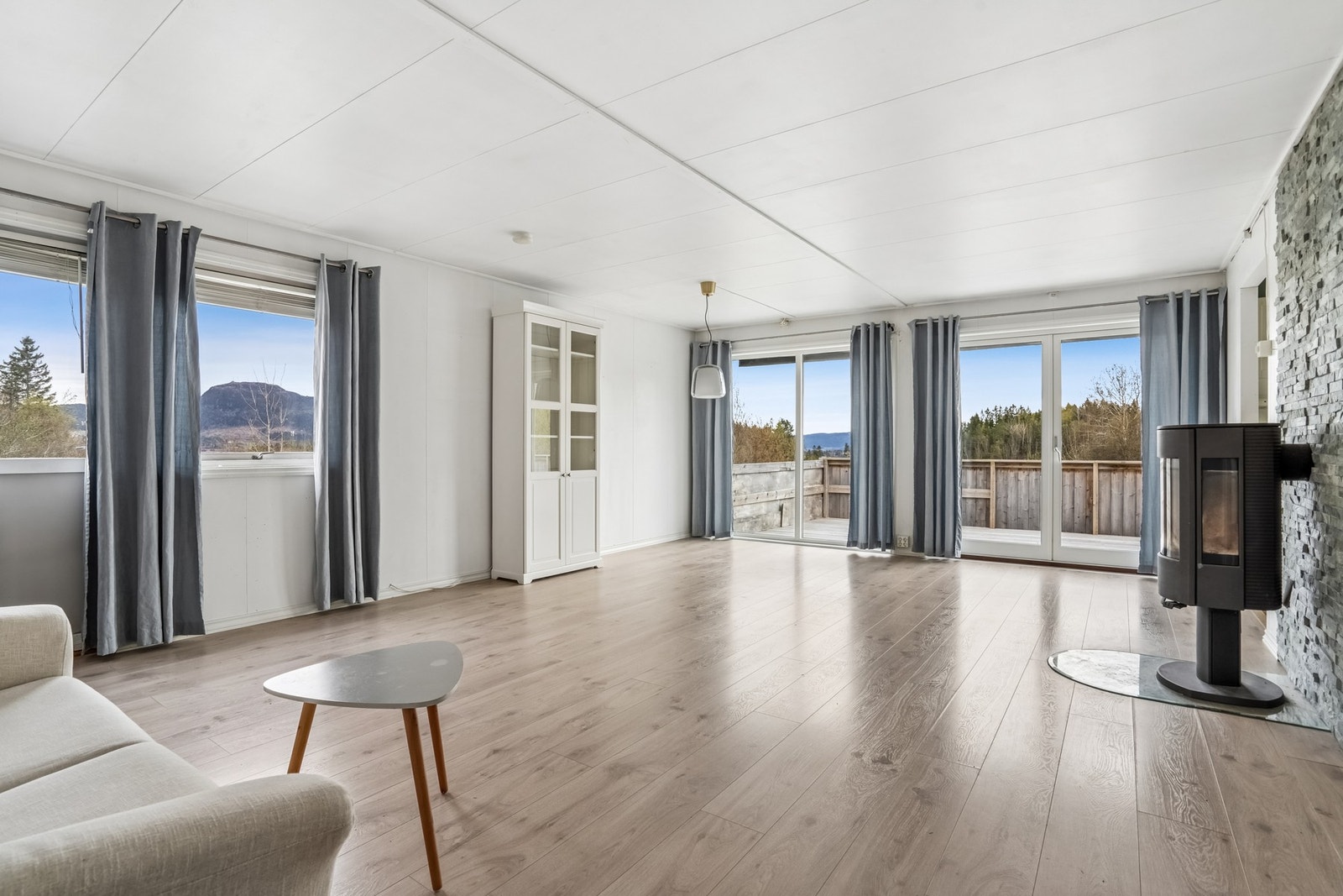 1 etasje med stue m/vedovn og utgang til veranda, kjøkken, 3 soverom, bad og separat wc. Galleribilde