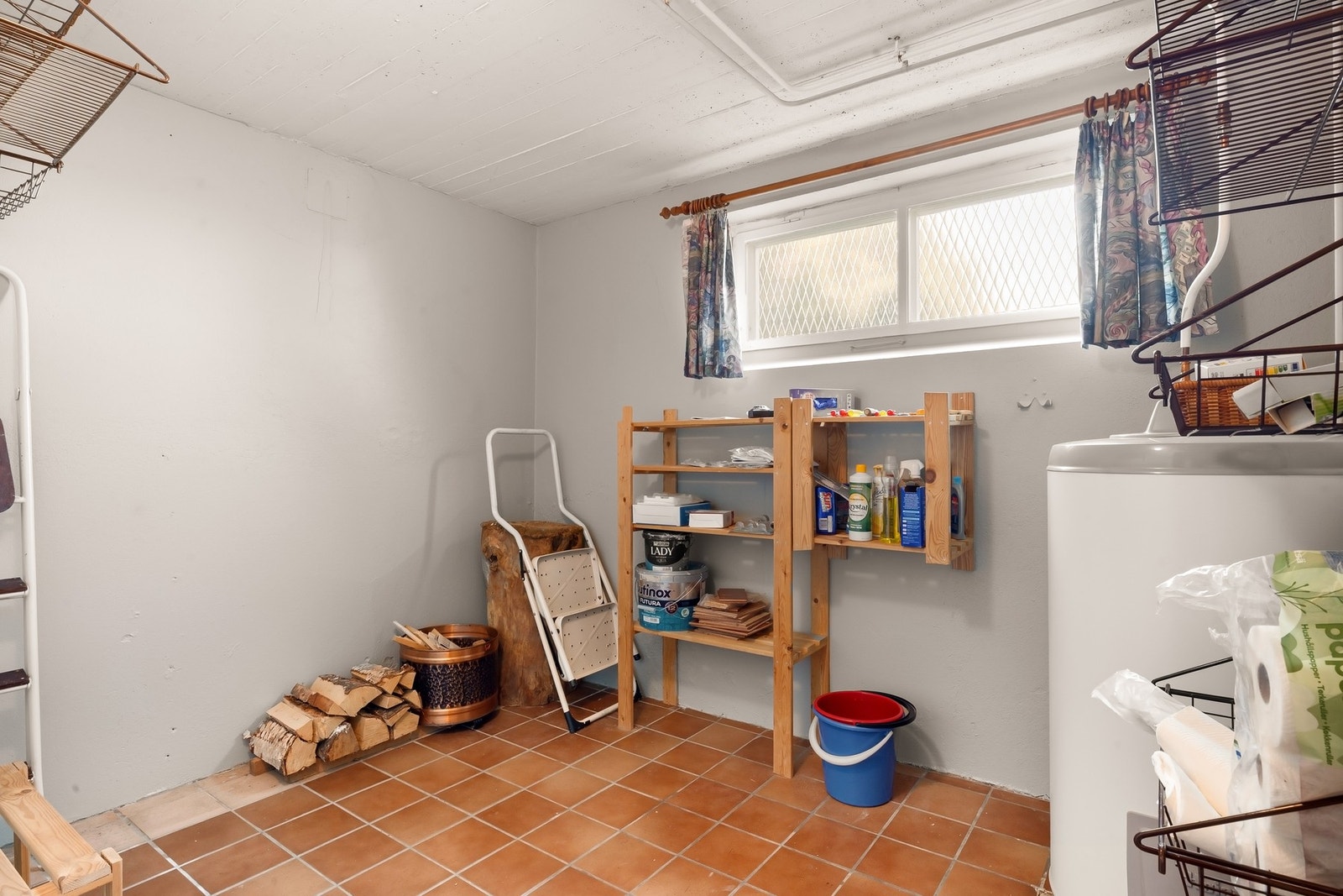 Bod med varmtvannsbereder og gode lagringsmuligheter. Galleribilde