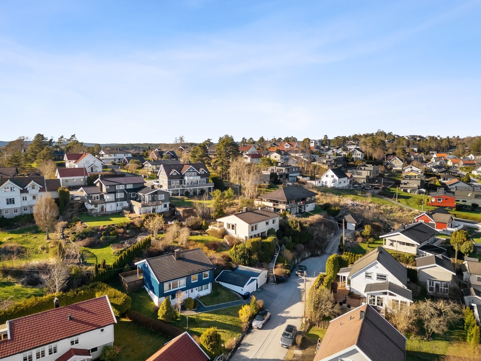 Boligen ligger i et rolig og etablert boligområde med hyggelig nabolag. Galleribilde