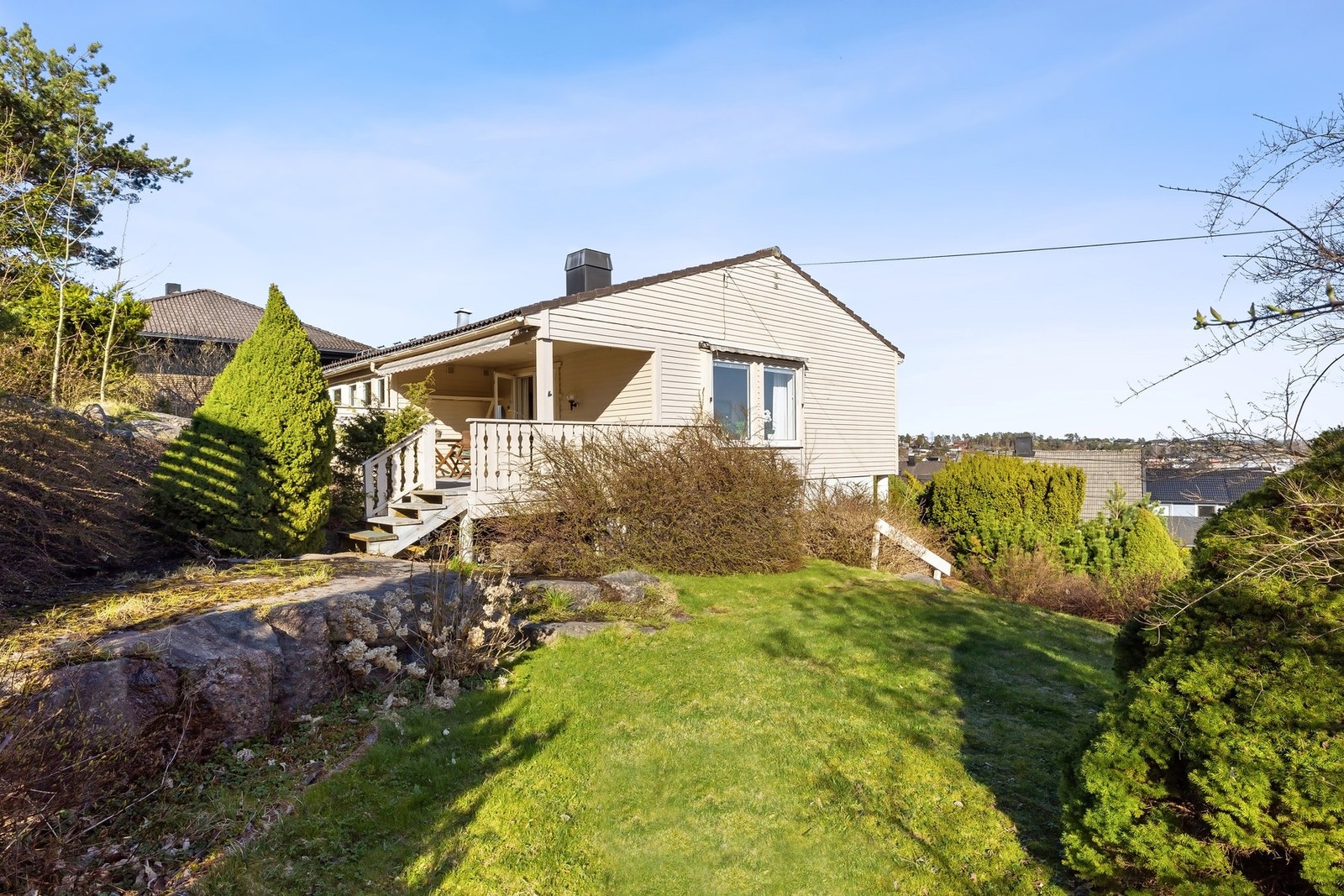 Hyggelig uteplass med fine solforhold. Galleribilde