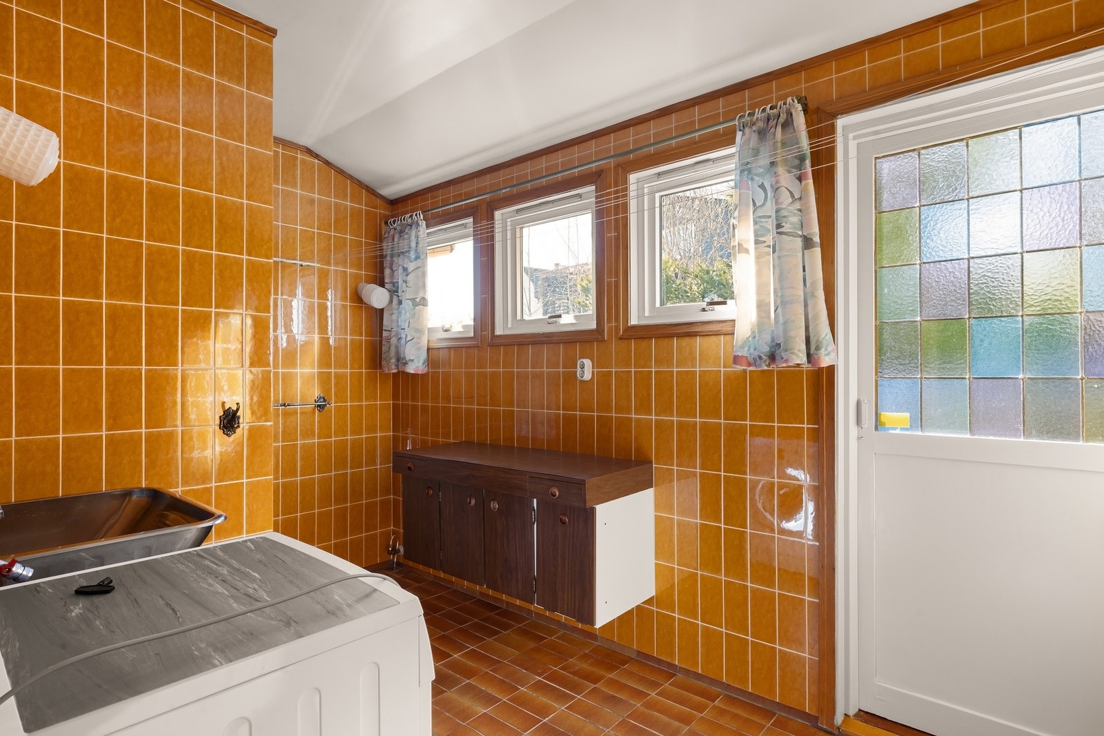 Sjarmerende vaskerom med kule retro fliser! Rommet har også en praktisk utgang til terrenget. Galleribilde