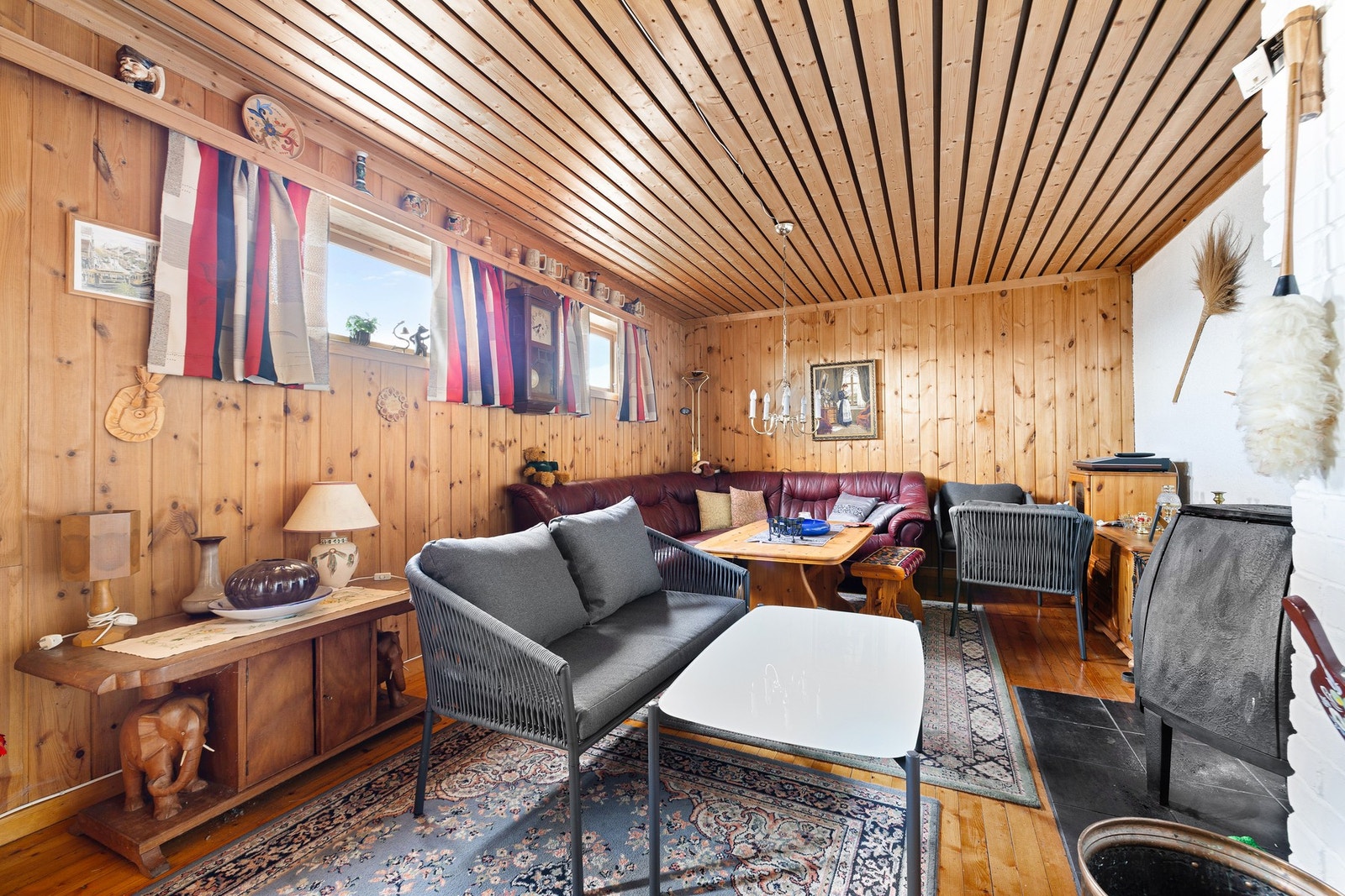 Kjellerstue med behandlet tregulv og vedovn. Galleribilde