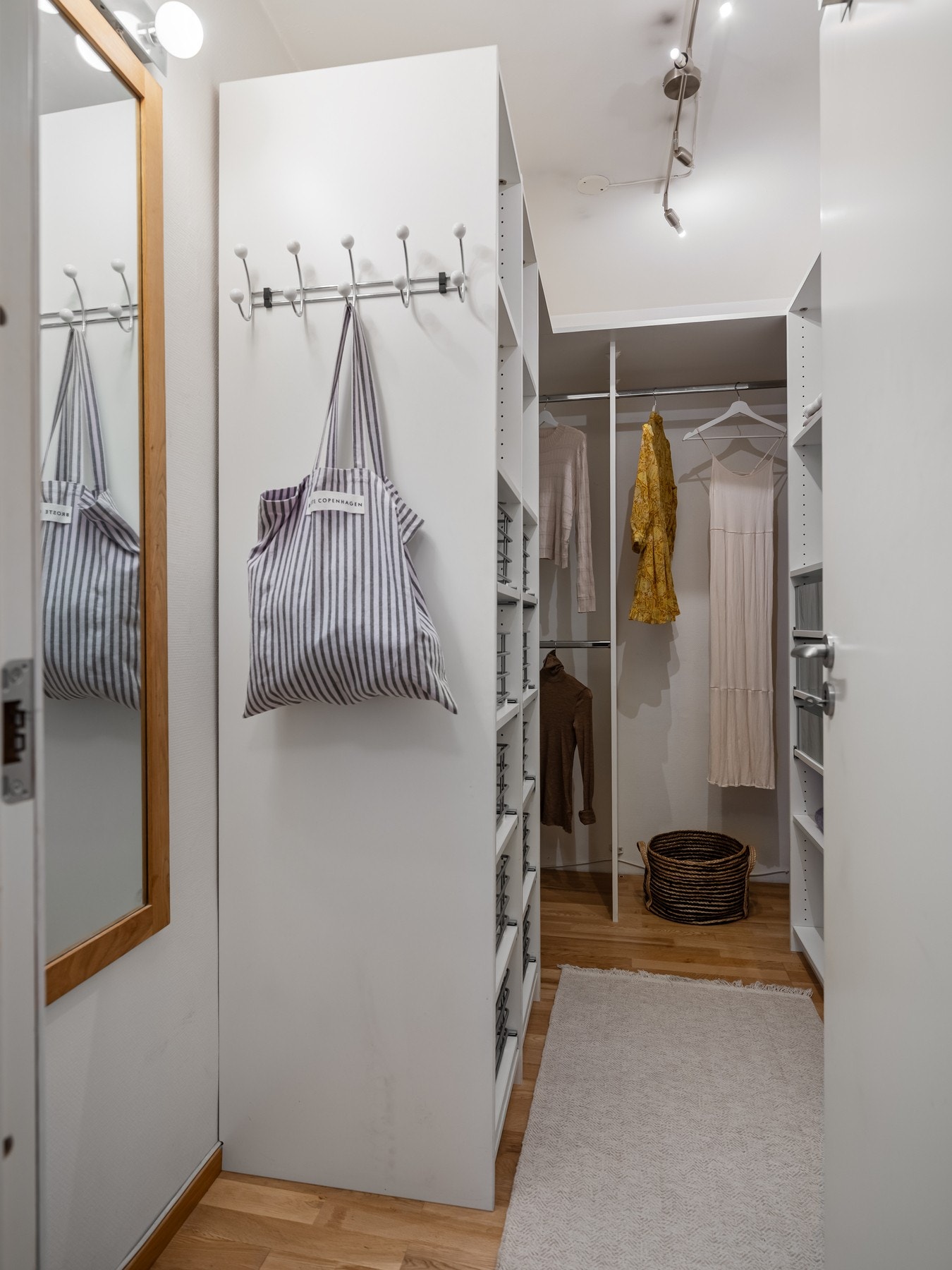 Stor og praktisk walk-in-closet med adkomst fra entré Galleribilde