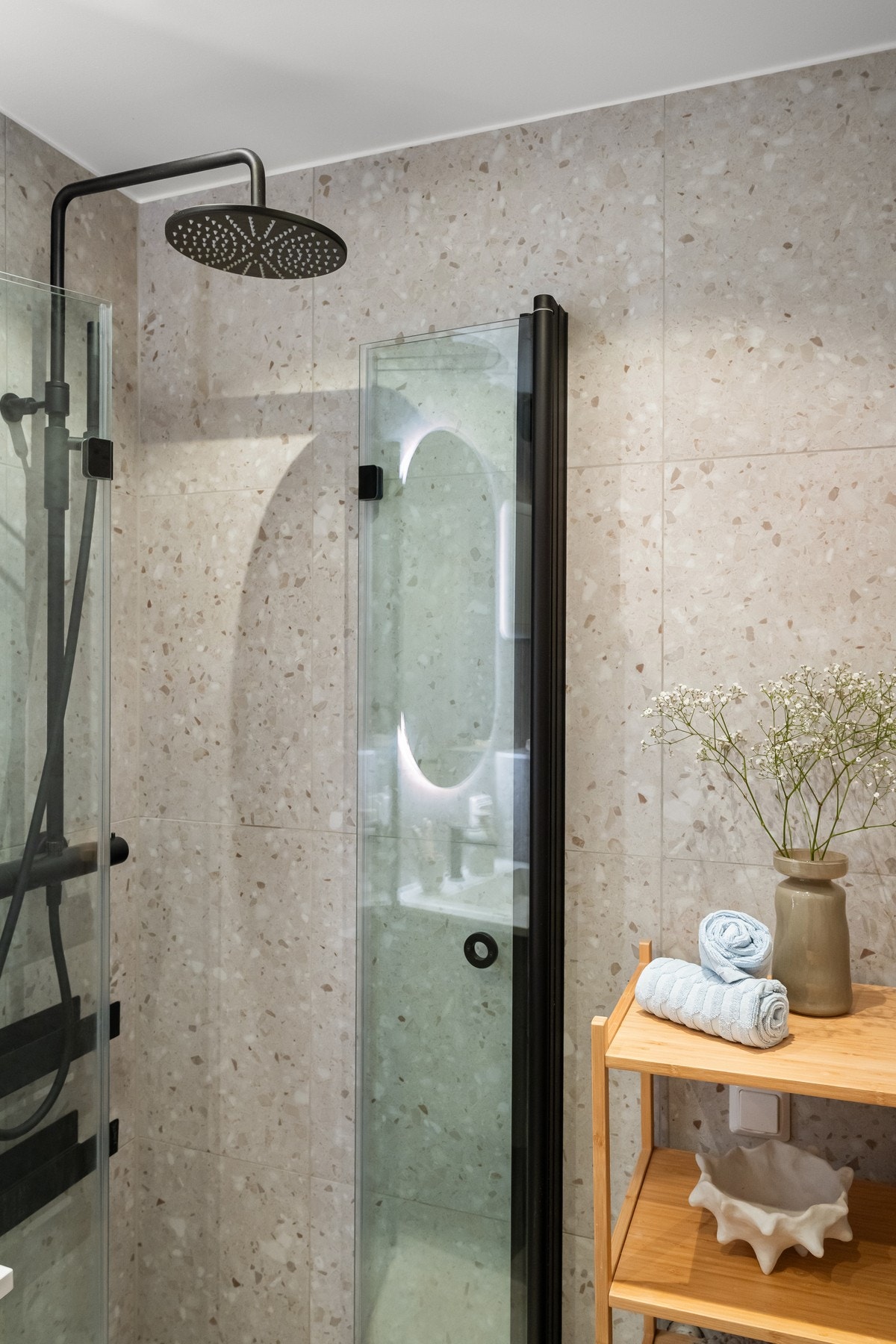 Opplegg for vaskemaskin. Takstmann har gjort fuktsøk i badet. Det ble ikke registrert forhøyet fuktnivå. Galleribilde