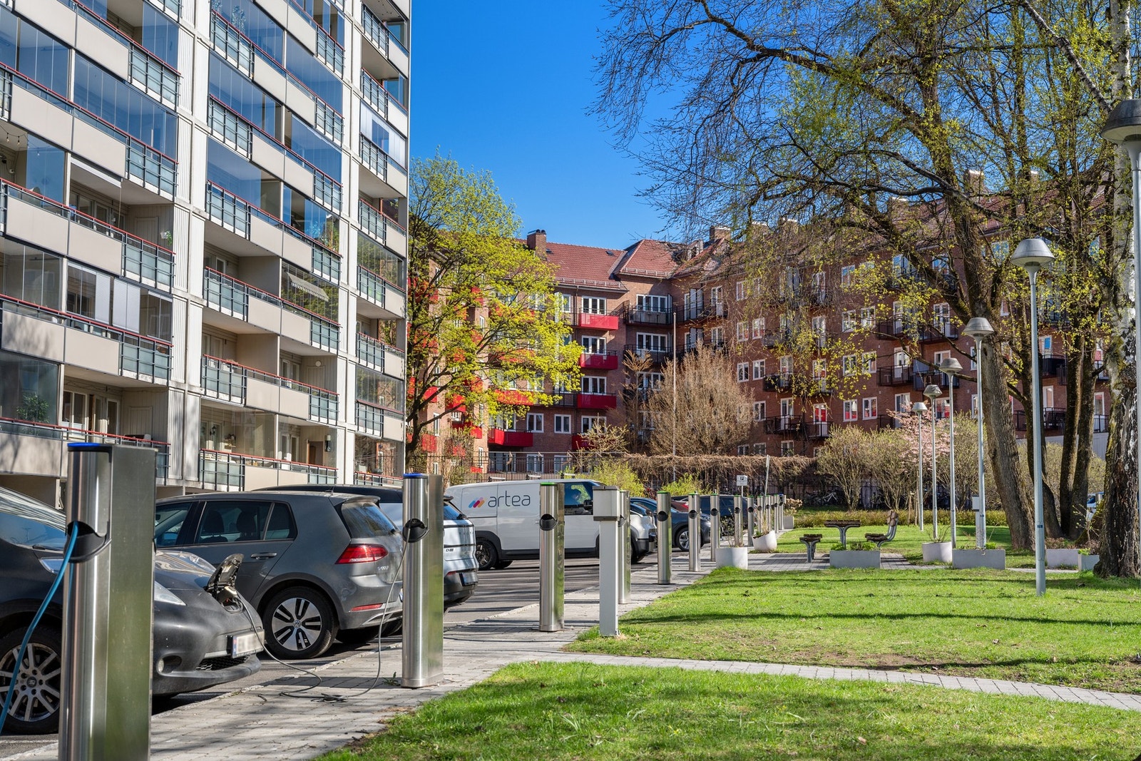 Borettslaget har 56 parkeringsplasser og 14 garasjeplasser for utleie etter venteliste Galleribilde