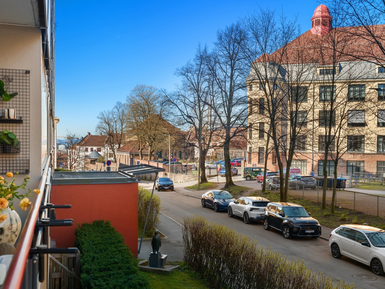 Utsikt mot rolig, trafikkstille blindgate Galleribilde