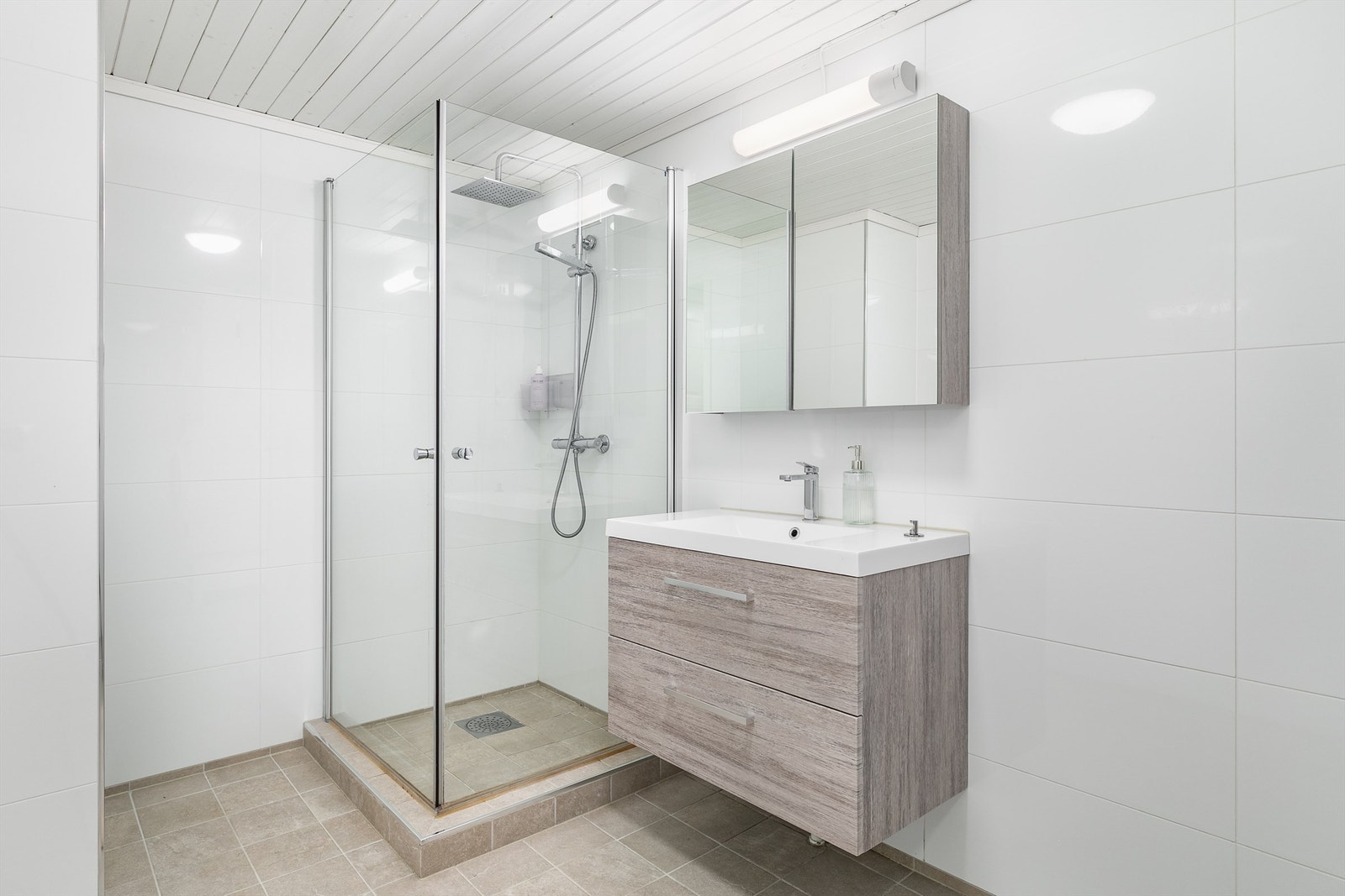 Badet i kjelleren ble også pusset opp i 2020, men er i utgangspunktet fra byggeåret og i helhet gitt TG 3. Ytterligere oppgraderinger må påregnes. Galleribilde