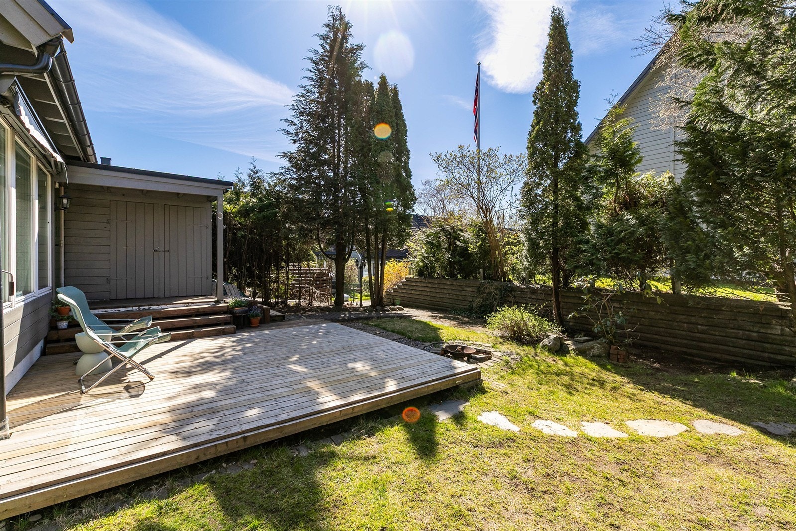 På boligens solfylte sørside er ny platting anlagt. Her er det sommerstid sol store deler av dagen. Fotograf; Børge Oppegård. Galleribilde