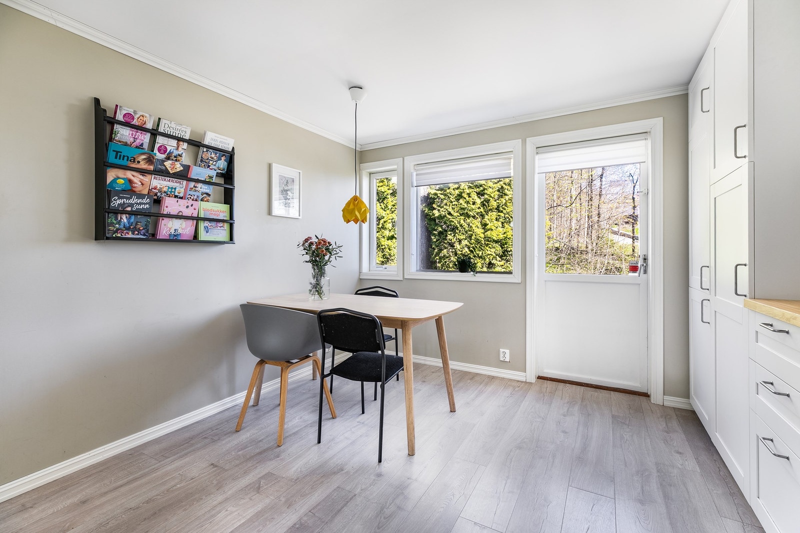 På kjøkkenet er det god plass til et spisebord til hverdagens måltider.
Døren leder ut til bakhagen. Galleribilde